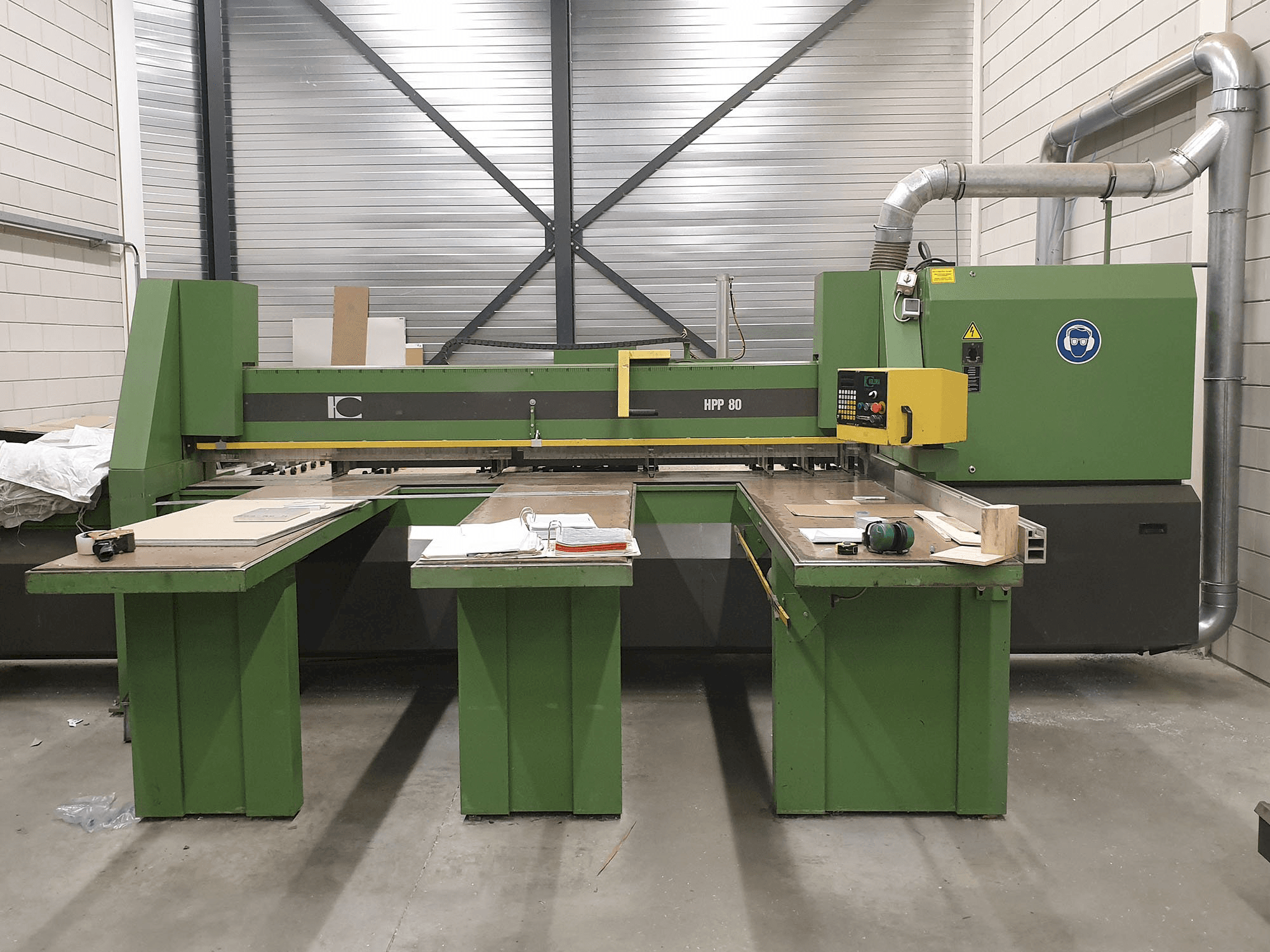 Frontansicht der HOLZMA HPP 80/32 Maschine