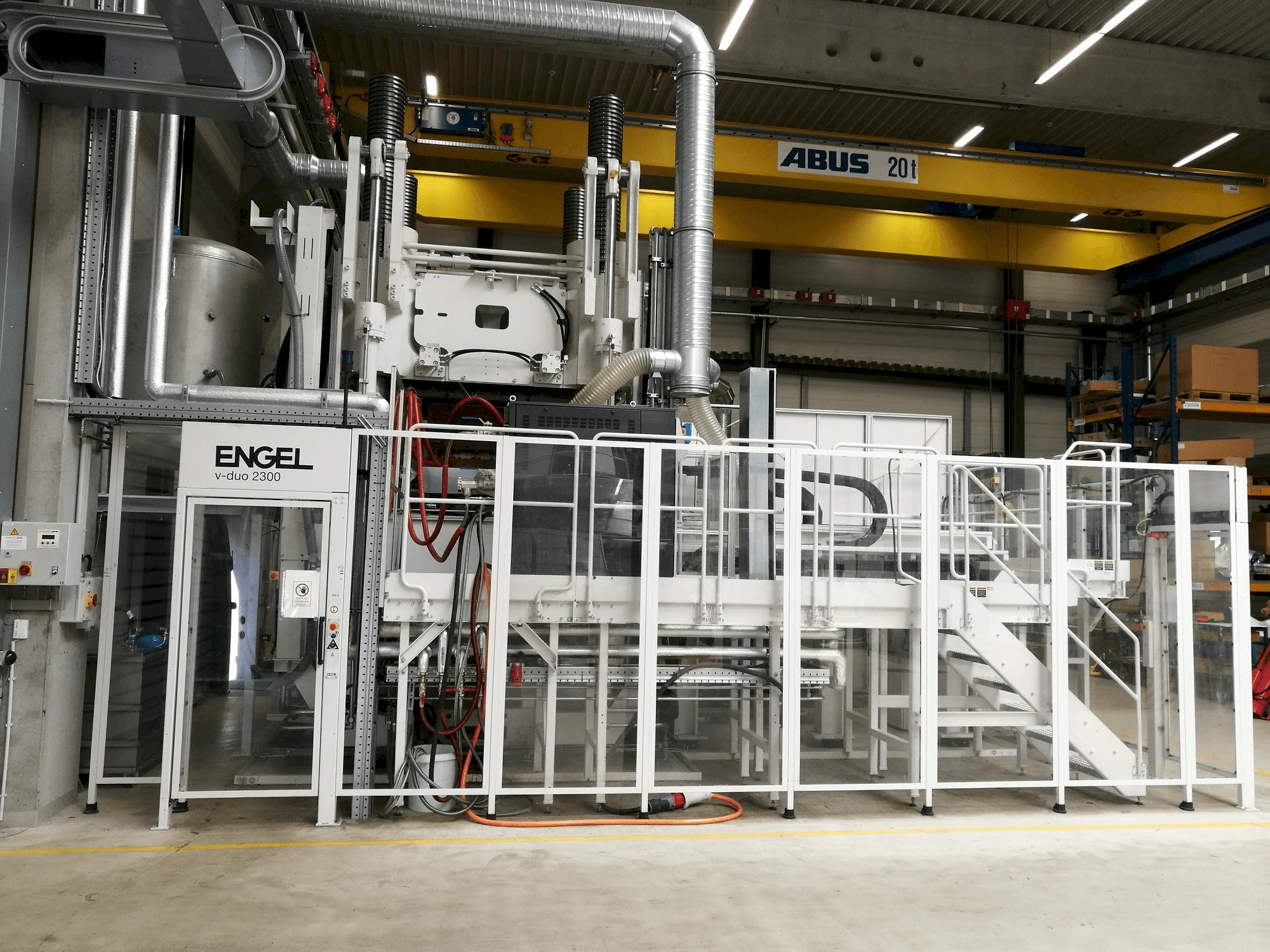 Frontansicht der ENGEL V-Duo 2300 Maschine