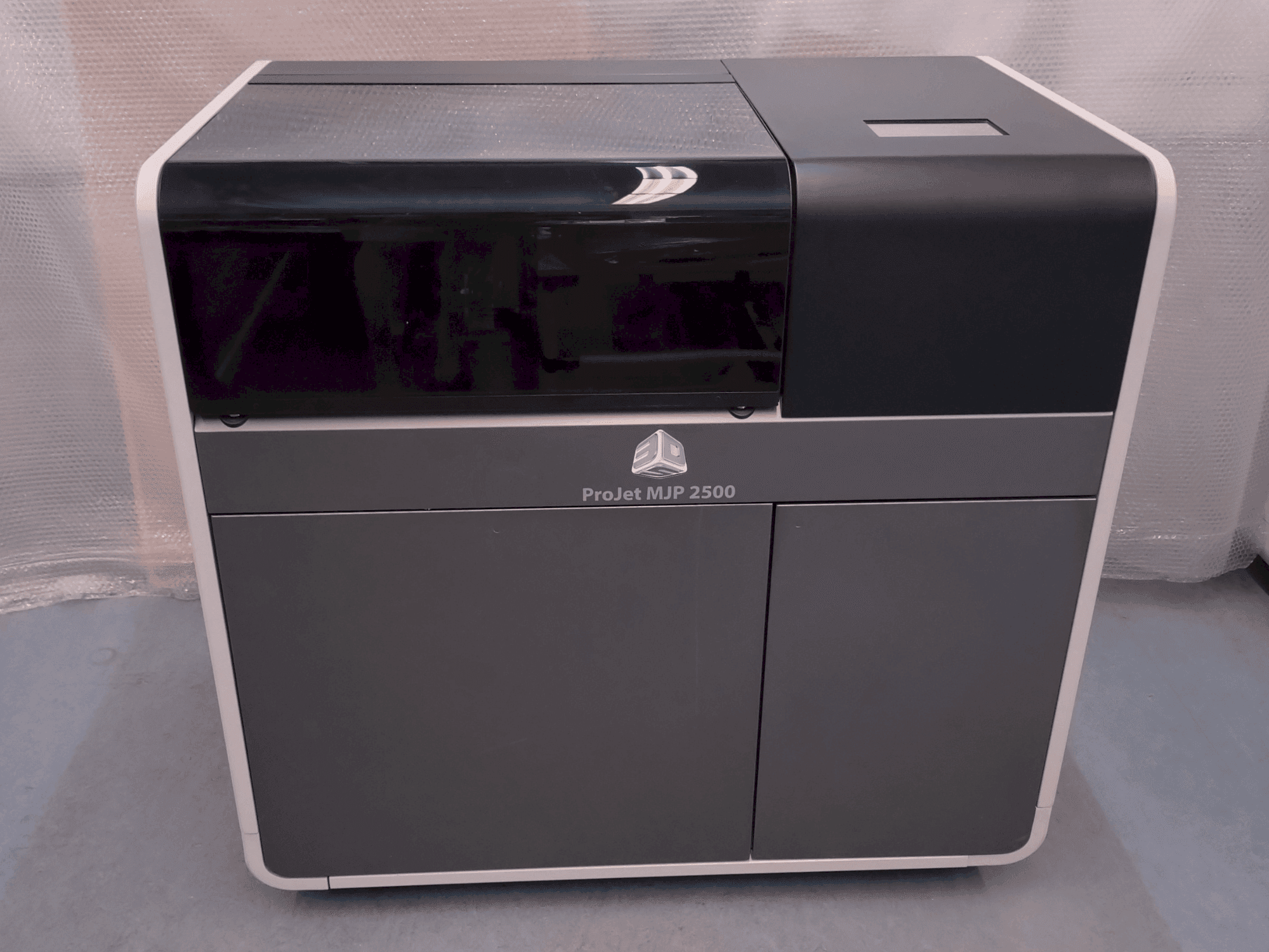 Frontansicht der 3DSYSTEMS ProJet 2500 Plus Maschine