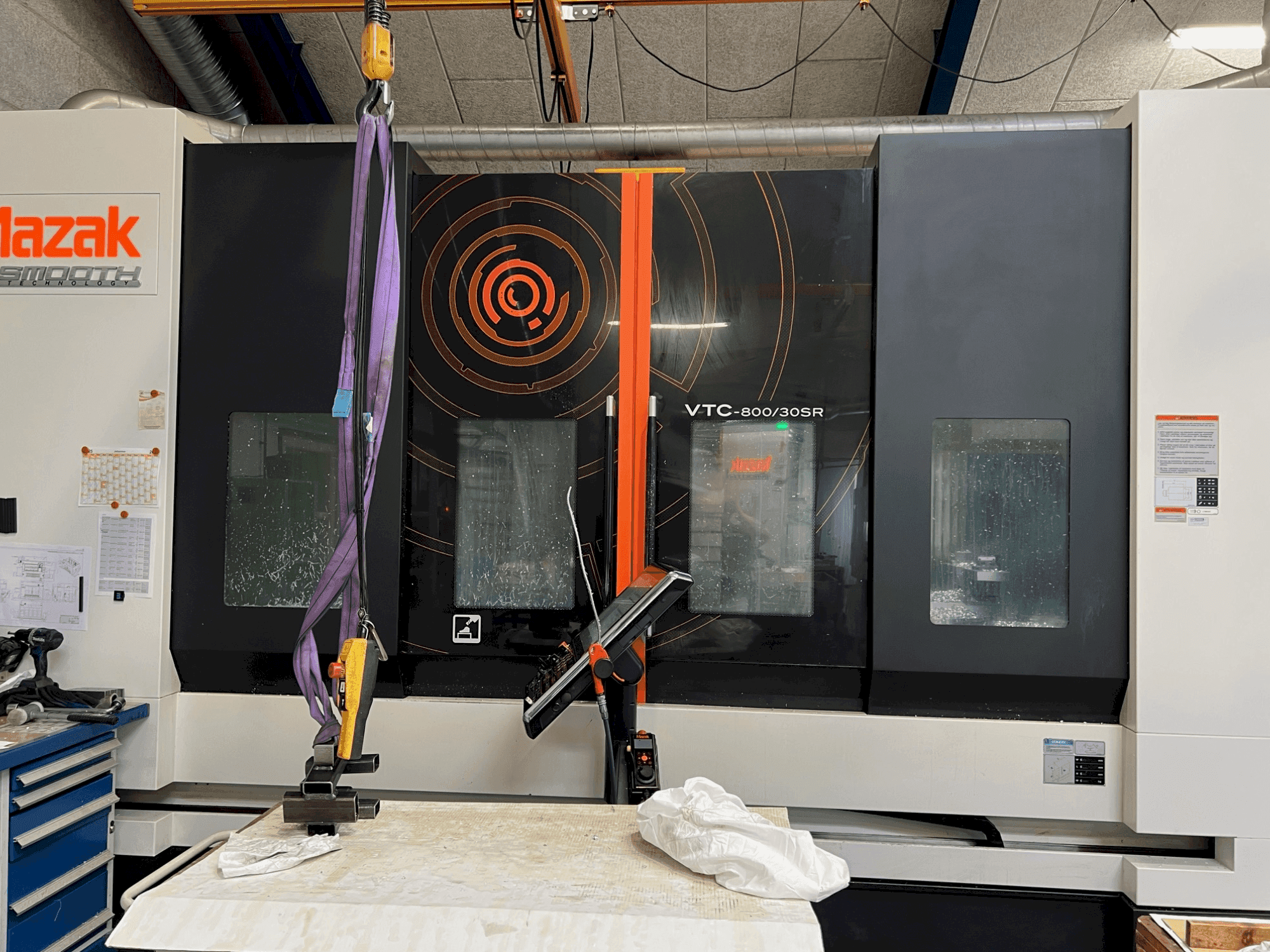 Frontansicht der Mazak VTC 800/30SR Maschine
