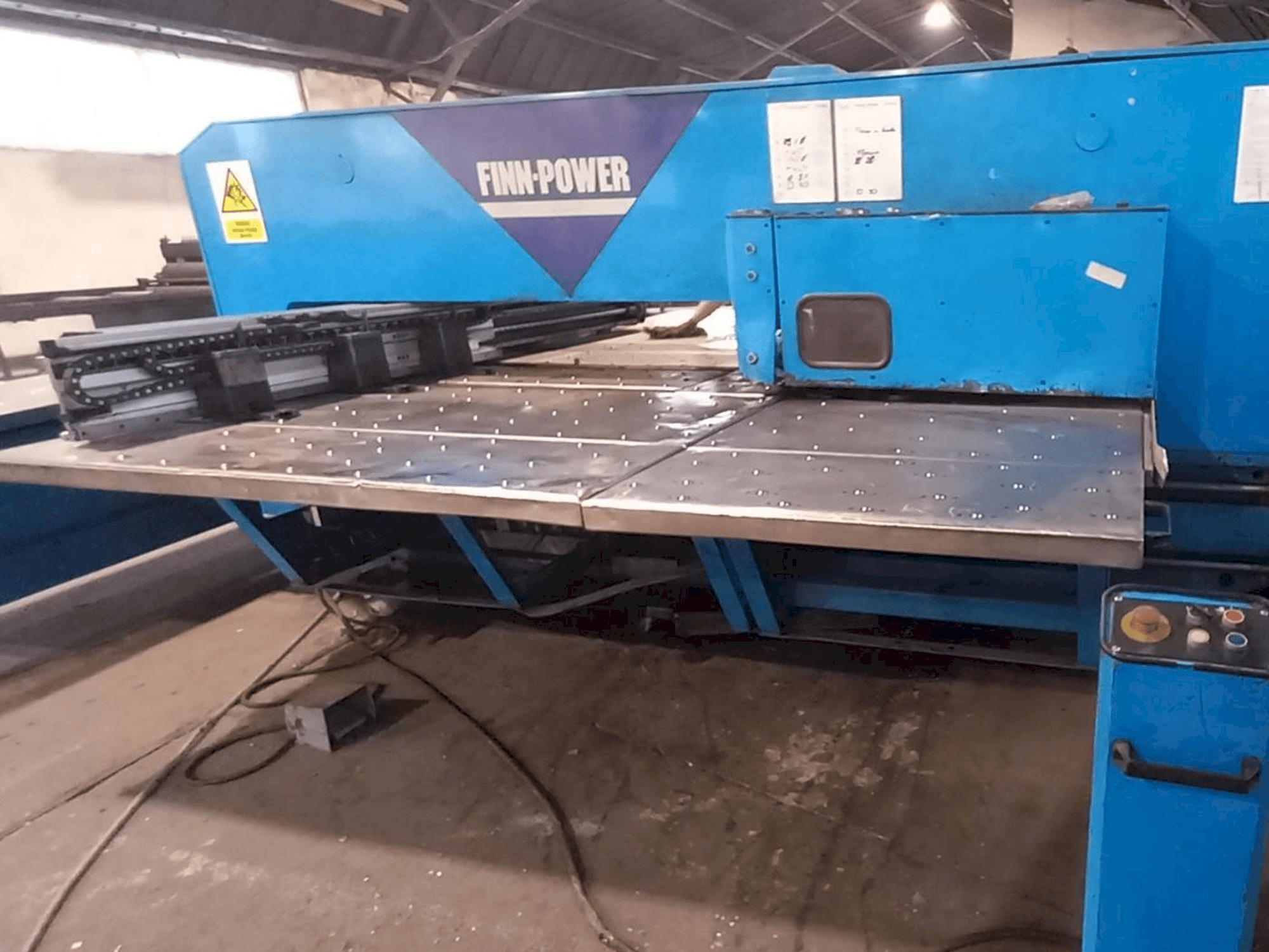 Frontansicht der Finn-Power TP2515I/21/AM Maschine