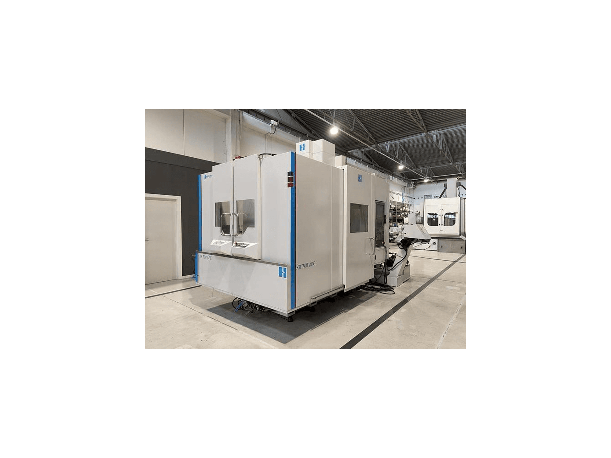 Frontansicht der Bridgeport XR-700 APC Maschine