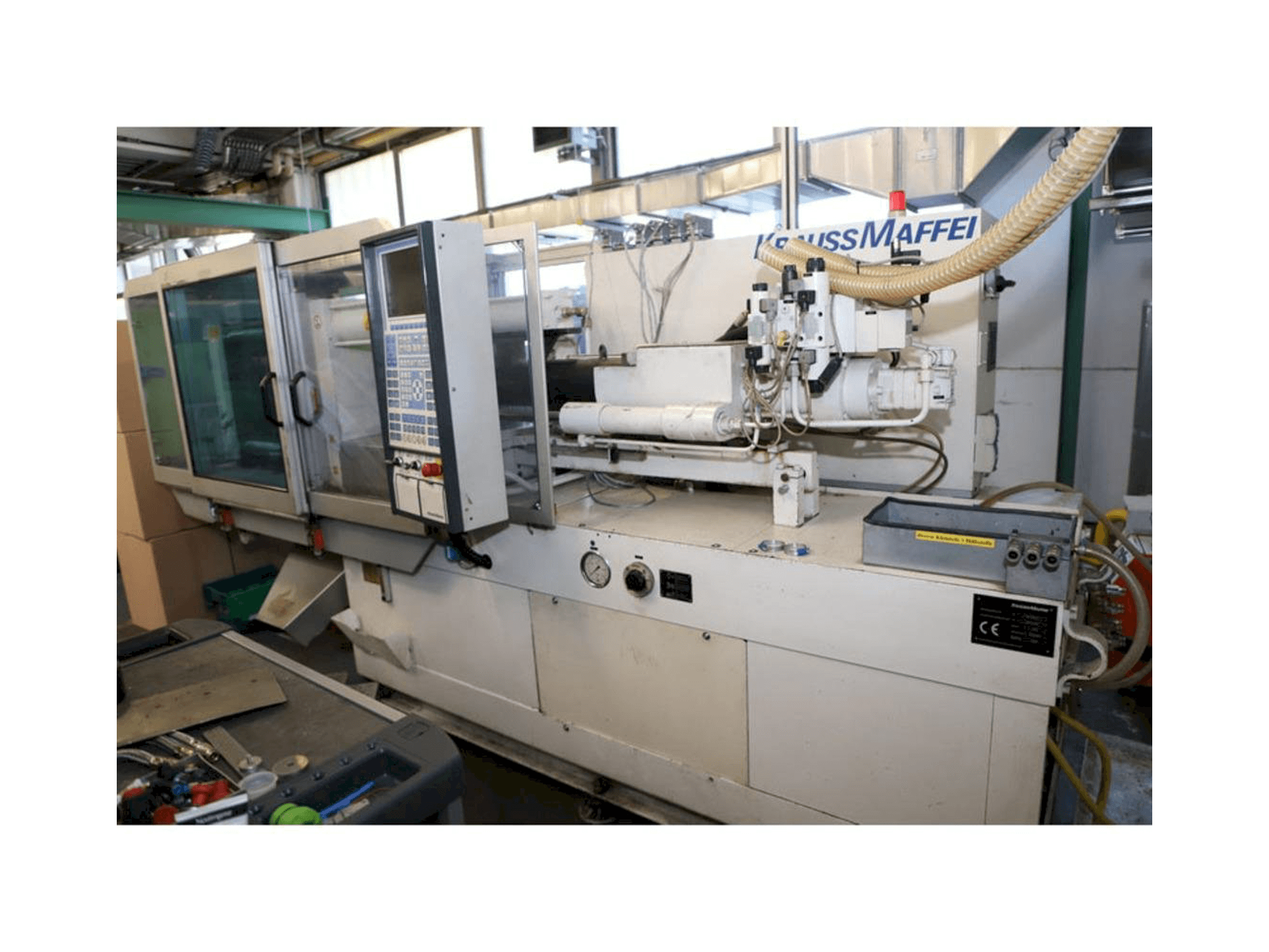 Rechte Seitenansicht der Krauss Maffei 65-220 C1 Maschine