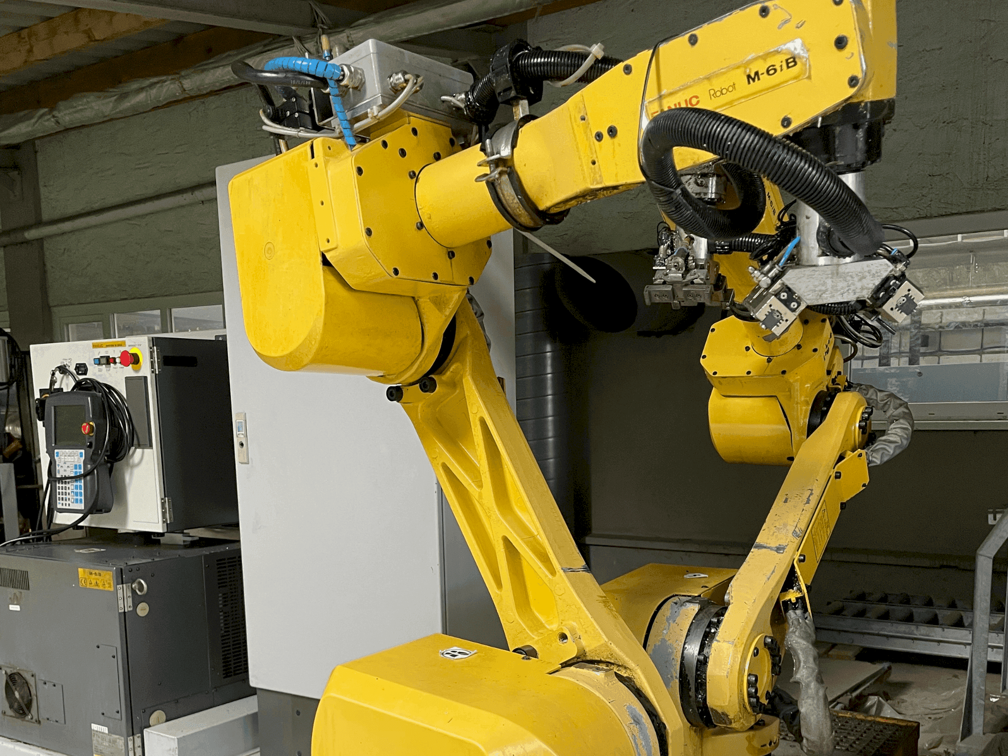Frontansicht der FANUC M-6iB Maschine
