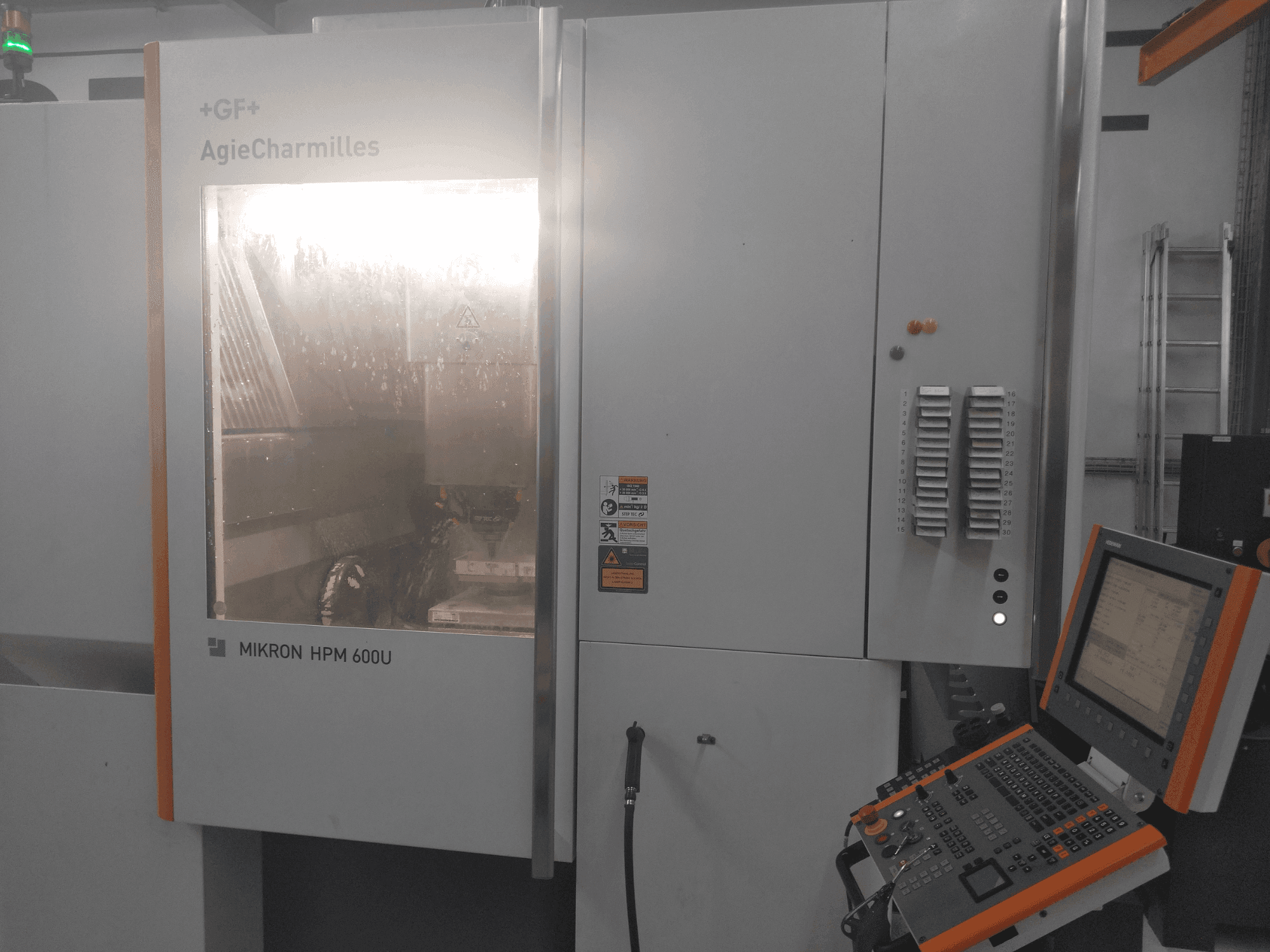 Frontansicht der MIKRON HPM 600U Maschine