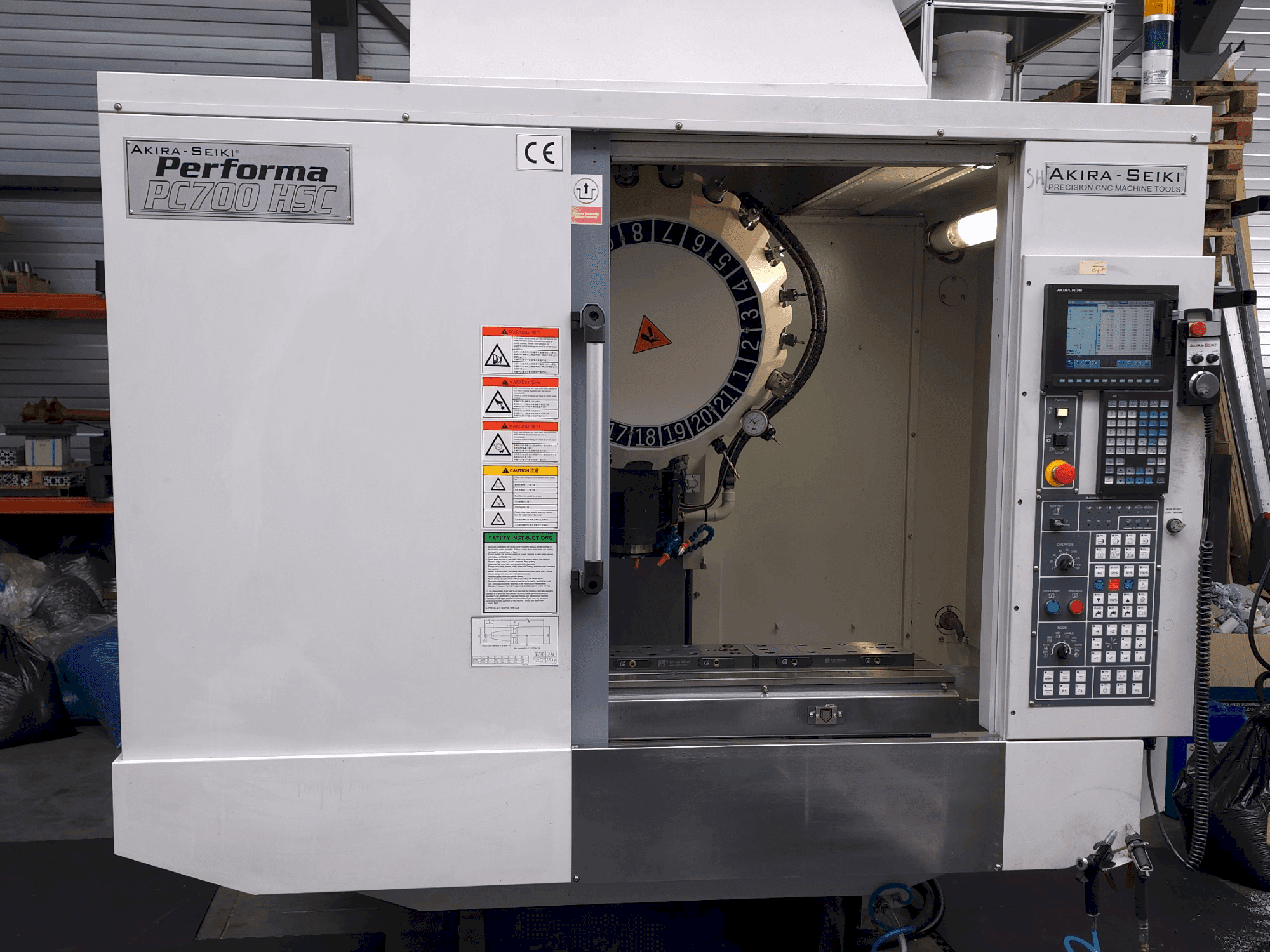 Frontansicht der Akira Seiki PC700HSC Maschine