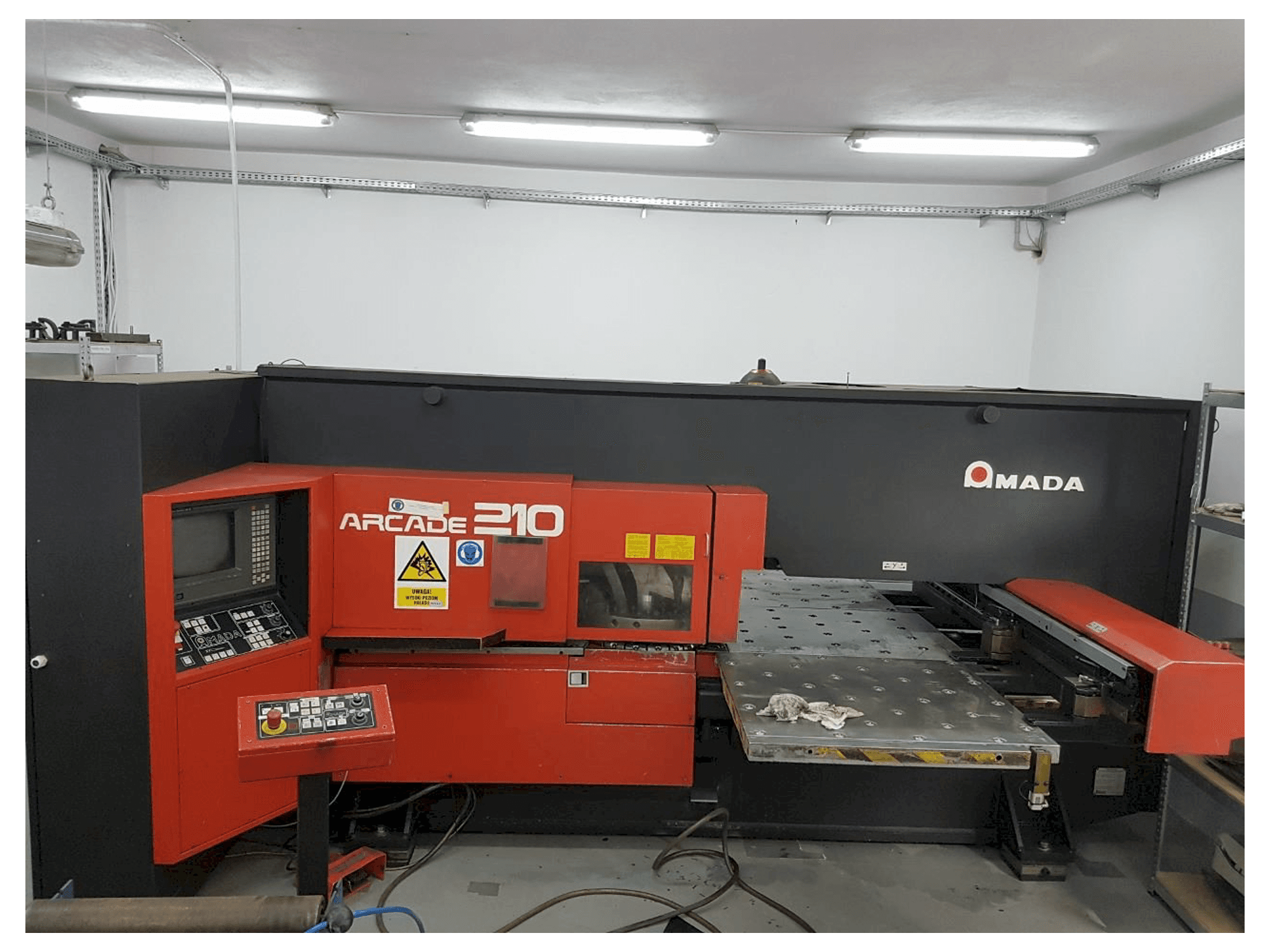 Frontansicht der AMADA ARCADE 210 Maschine