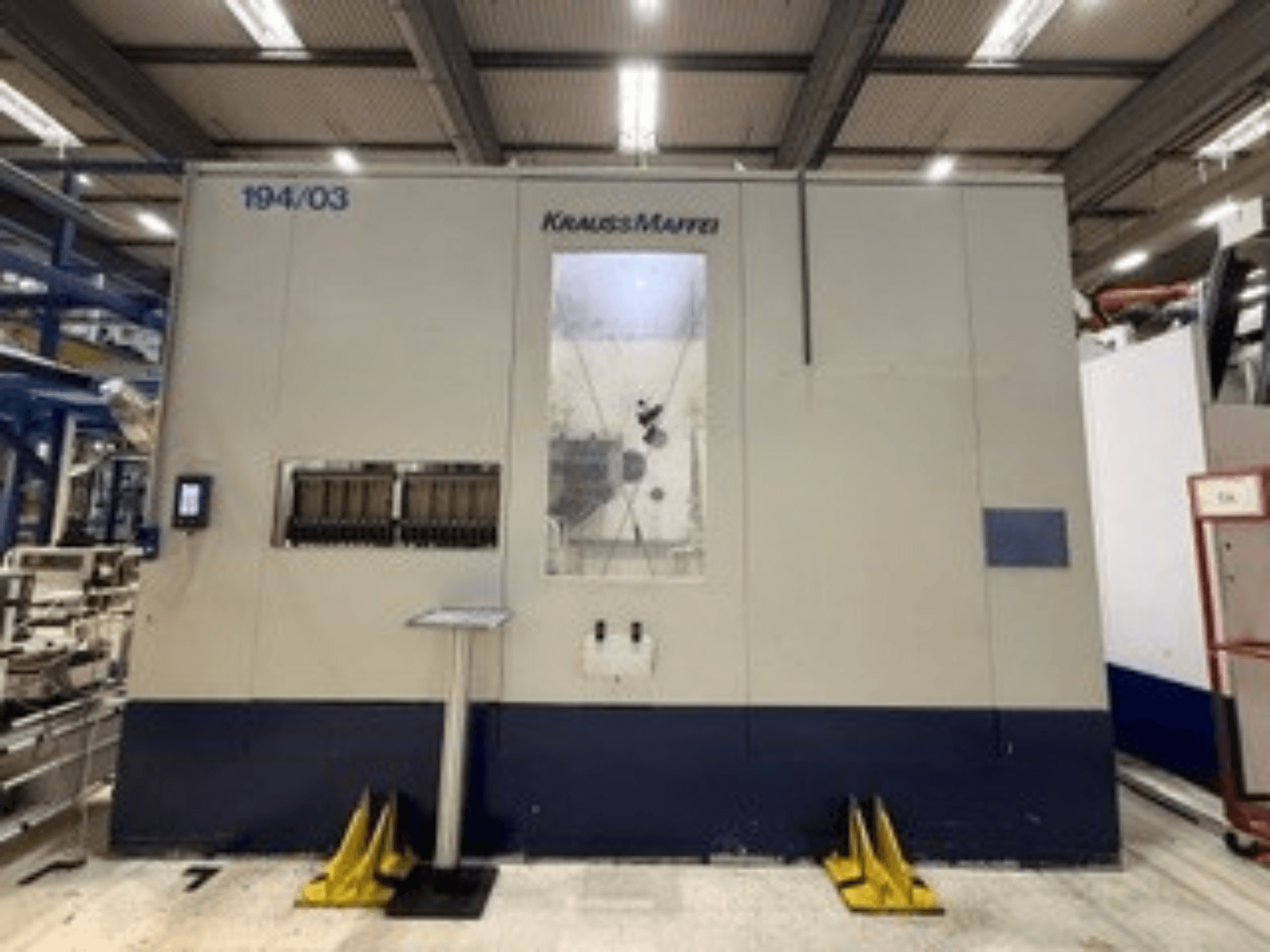Hydraulische Spritzgießmaschine Krauss Maffei 4000-24500 MC in Frontansicht, mit Bedienfeld und Bedienelementen.