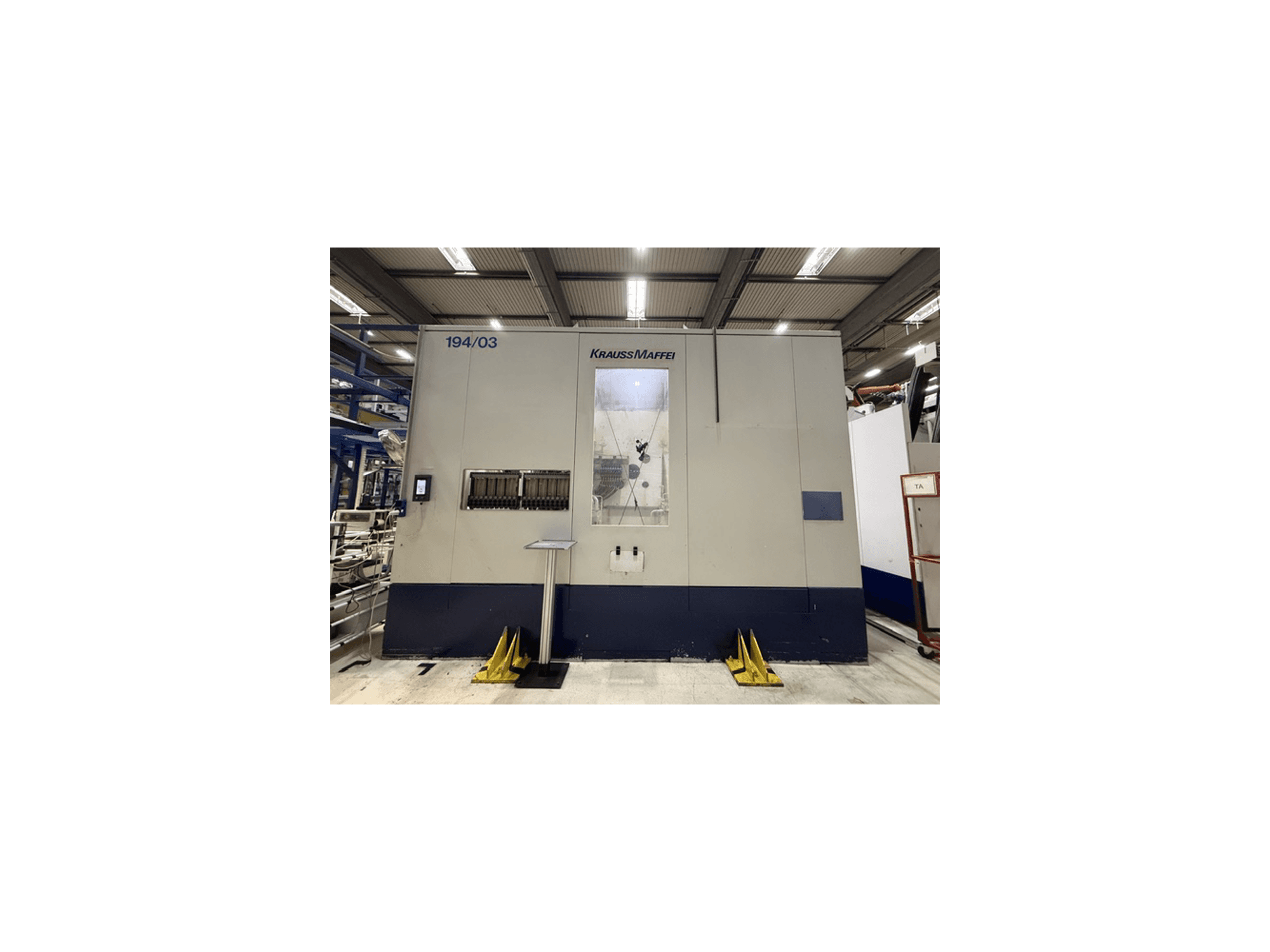 Hydraulische Spritzgießmaschine Krauss Maffei 4000-24500 MC, Vorderansicht mit Bedienfeld und Bedienbereich.