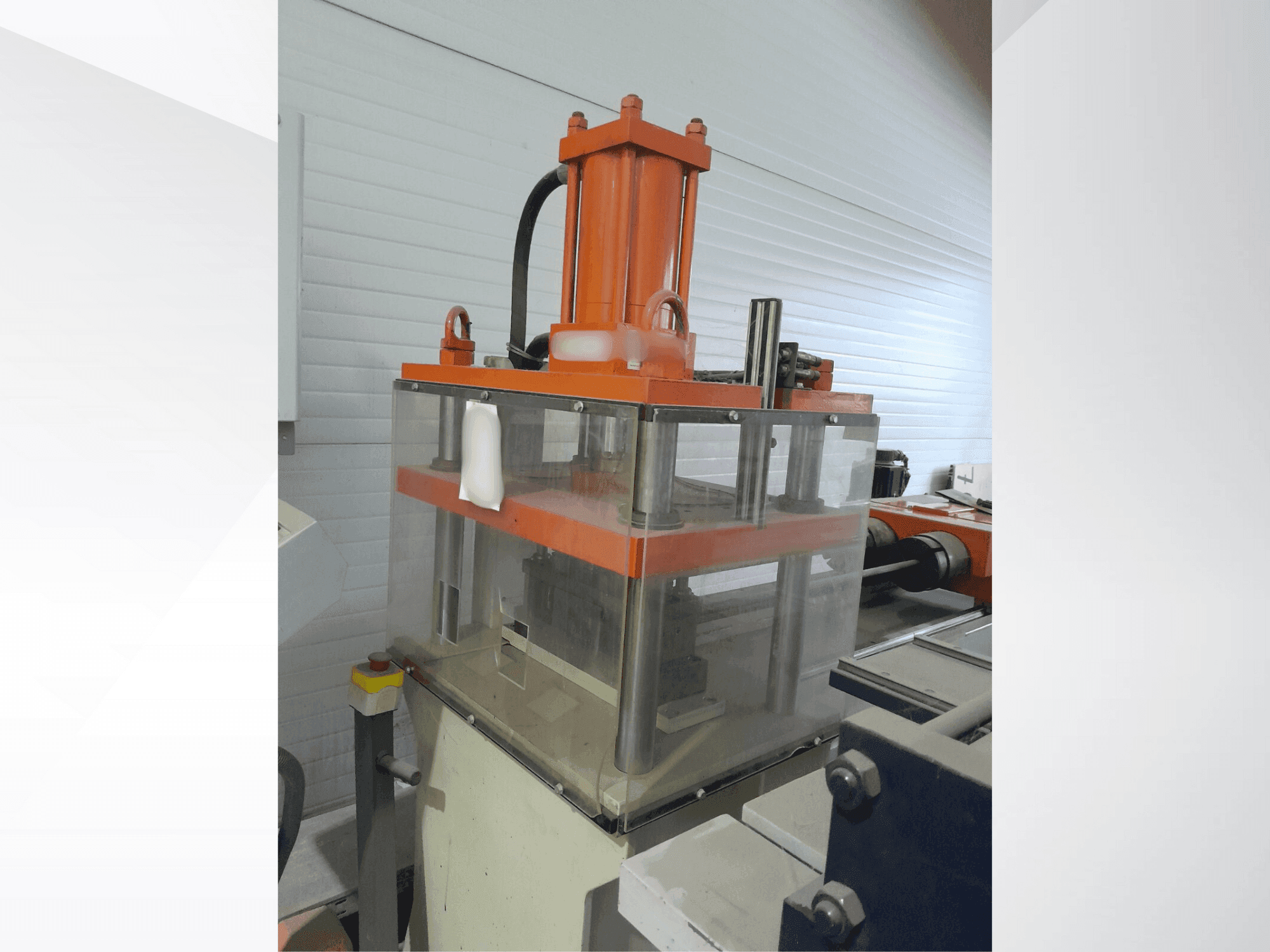 Frontansicht der UZMA MAKINA PDM 30 Maschine