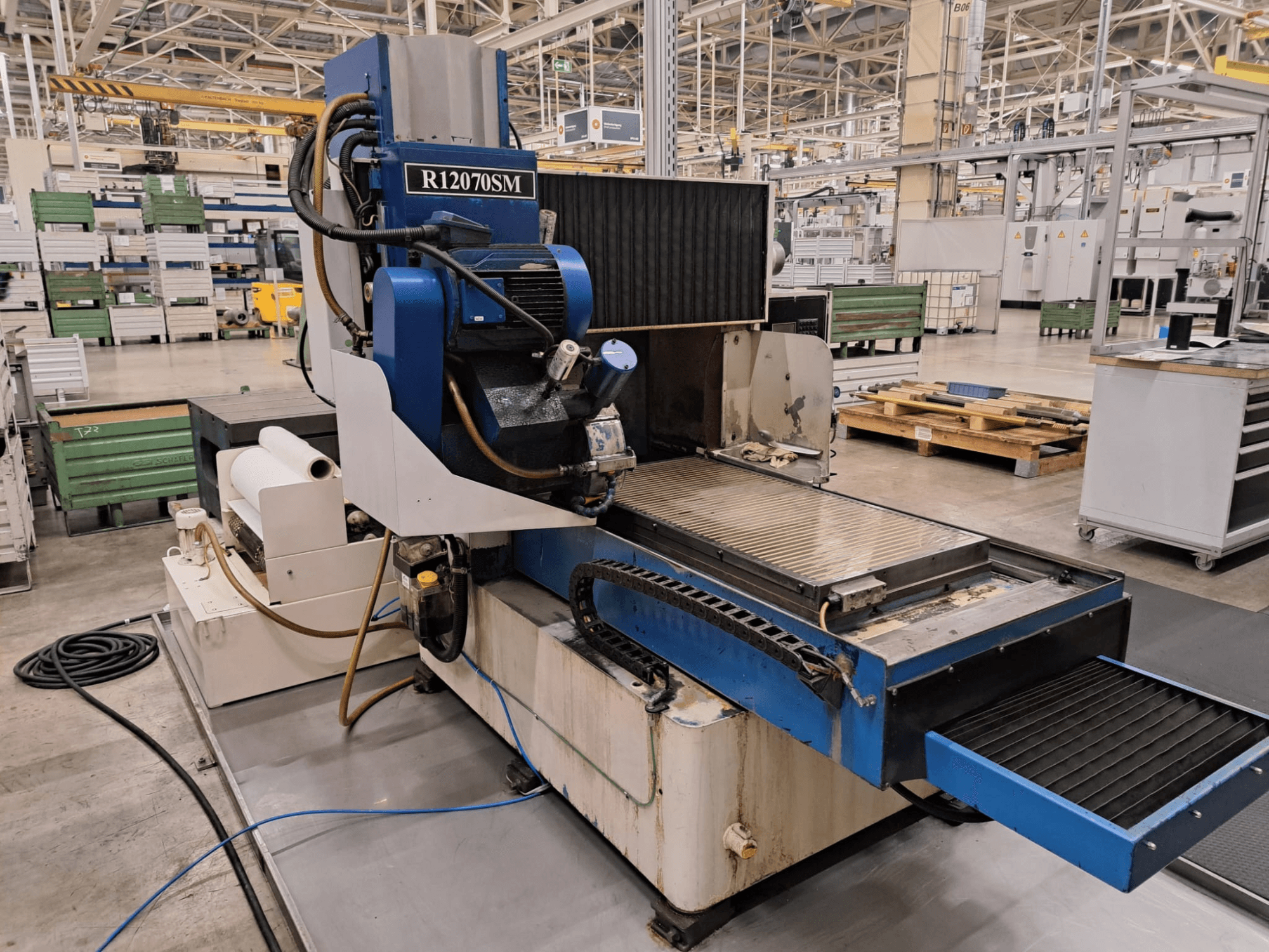 Flachschleifmaschine LGB R12070SM in Werksausstattung, von vorne gesehen, mit Darstellung ihrer Funktionsmerkmale und ihres Aufbaus.