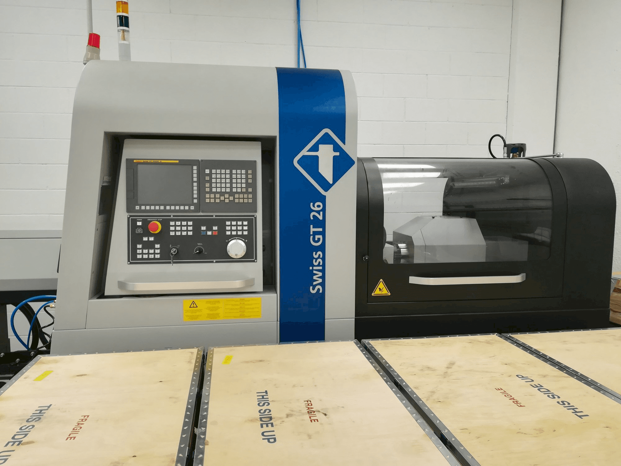 Frontansicht der Swiss GT 26 Maschine