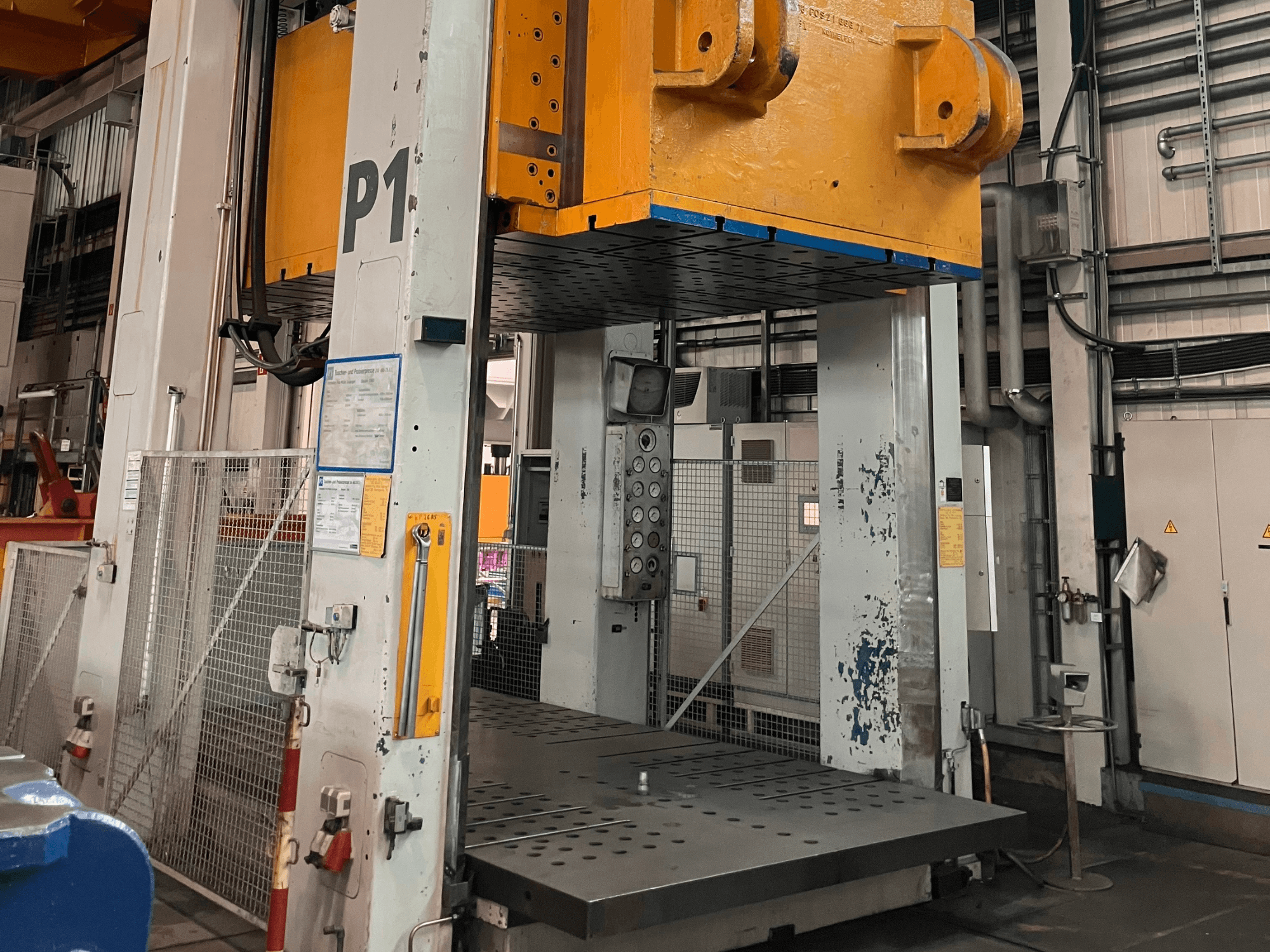 Hydraulikpresse FRITZ MULLER ZAE 400-25.1.1, Vorderansicht, mit Bedienfeld und großer Pressplattform in einer industriellen Umgebung.