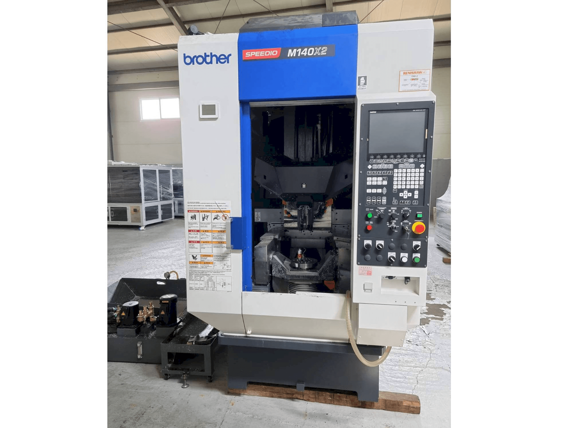 Frontansicht der Brother SPEEDIO M140X2 Maschine