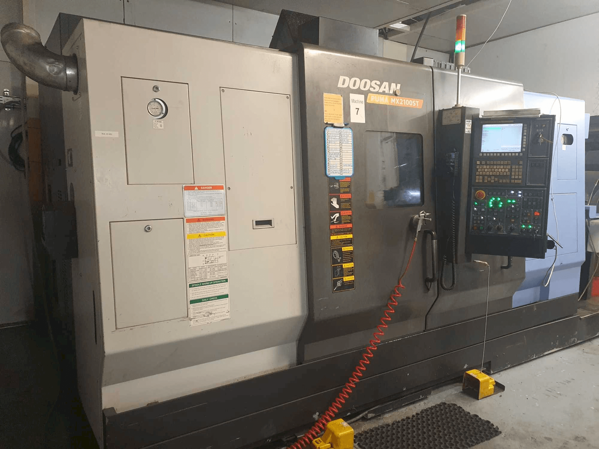 Frontansicht der Doosan Puma MX2100ST Maschine
