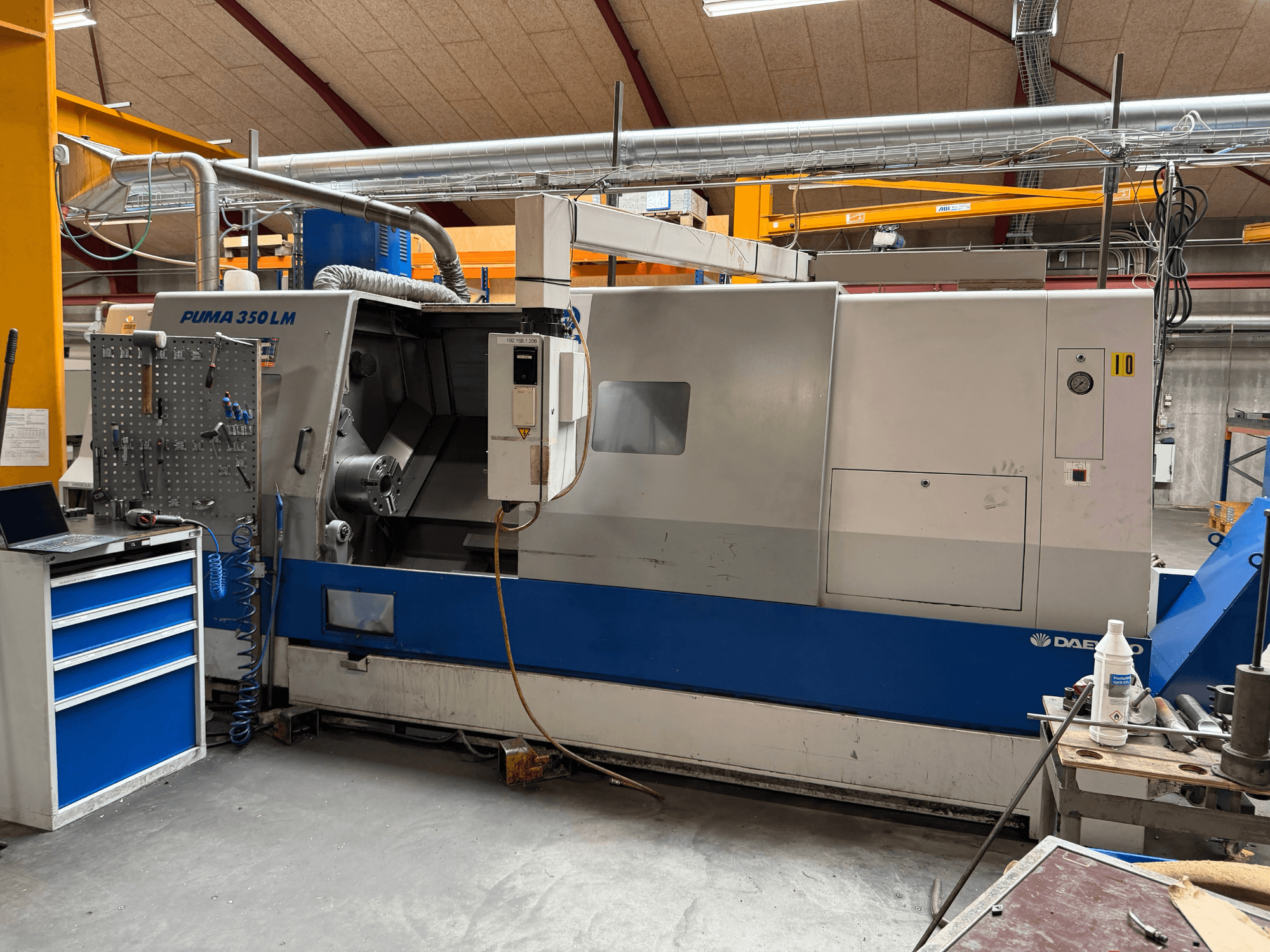 DAEWOO Puma 350 LMA Horizontal-Drehmaschine, Seitenansicht, mit Blick auf das Bedienfeld und den Arbeitsbereich mit Werkzeugen.