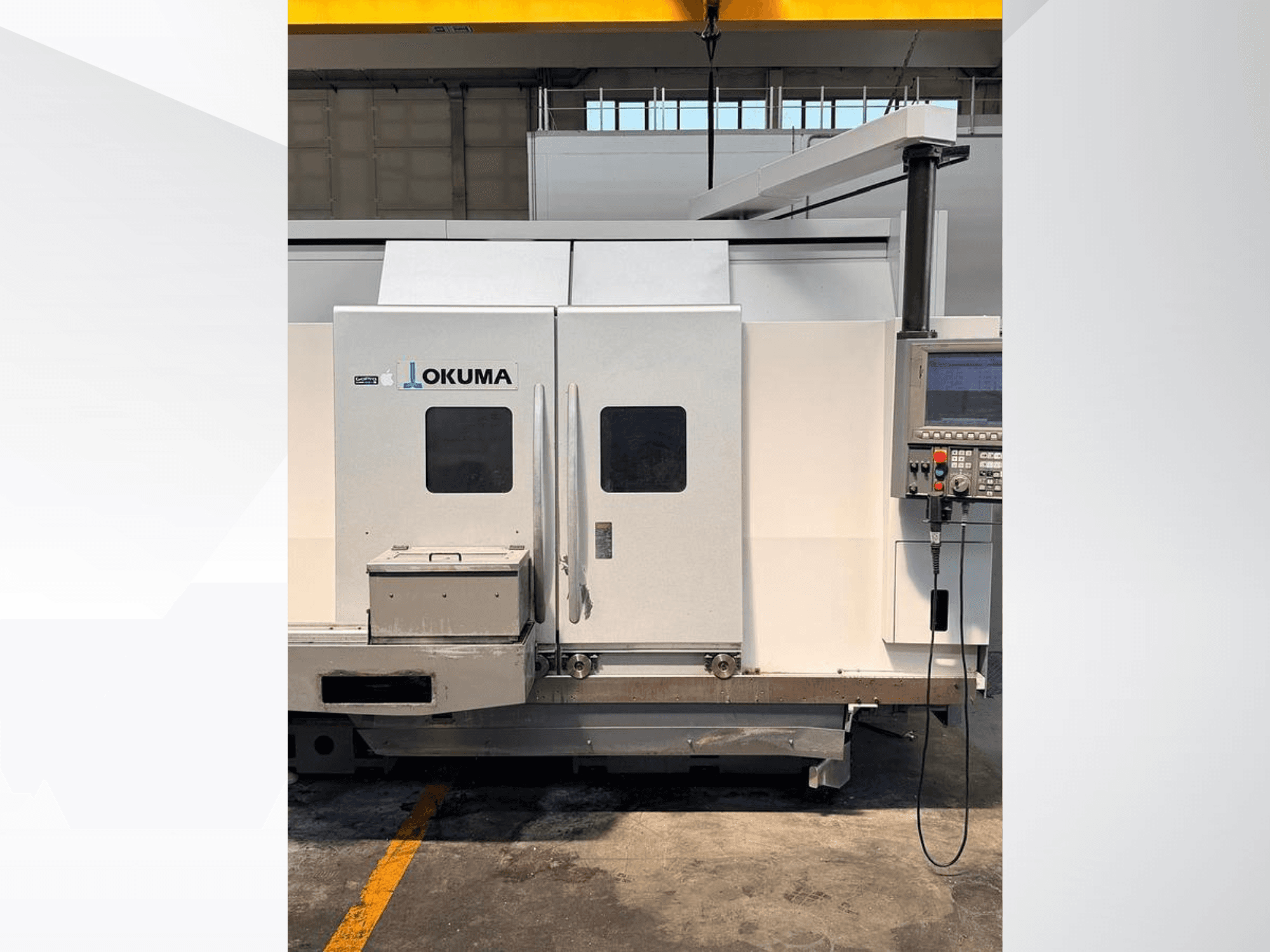 Okuma LB 3000 EX MYW 800 Horizontal-Drehmaschine, Seitenansicht, mit Bedienfeld und Zugangsklappen.