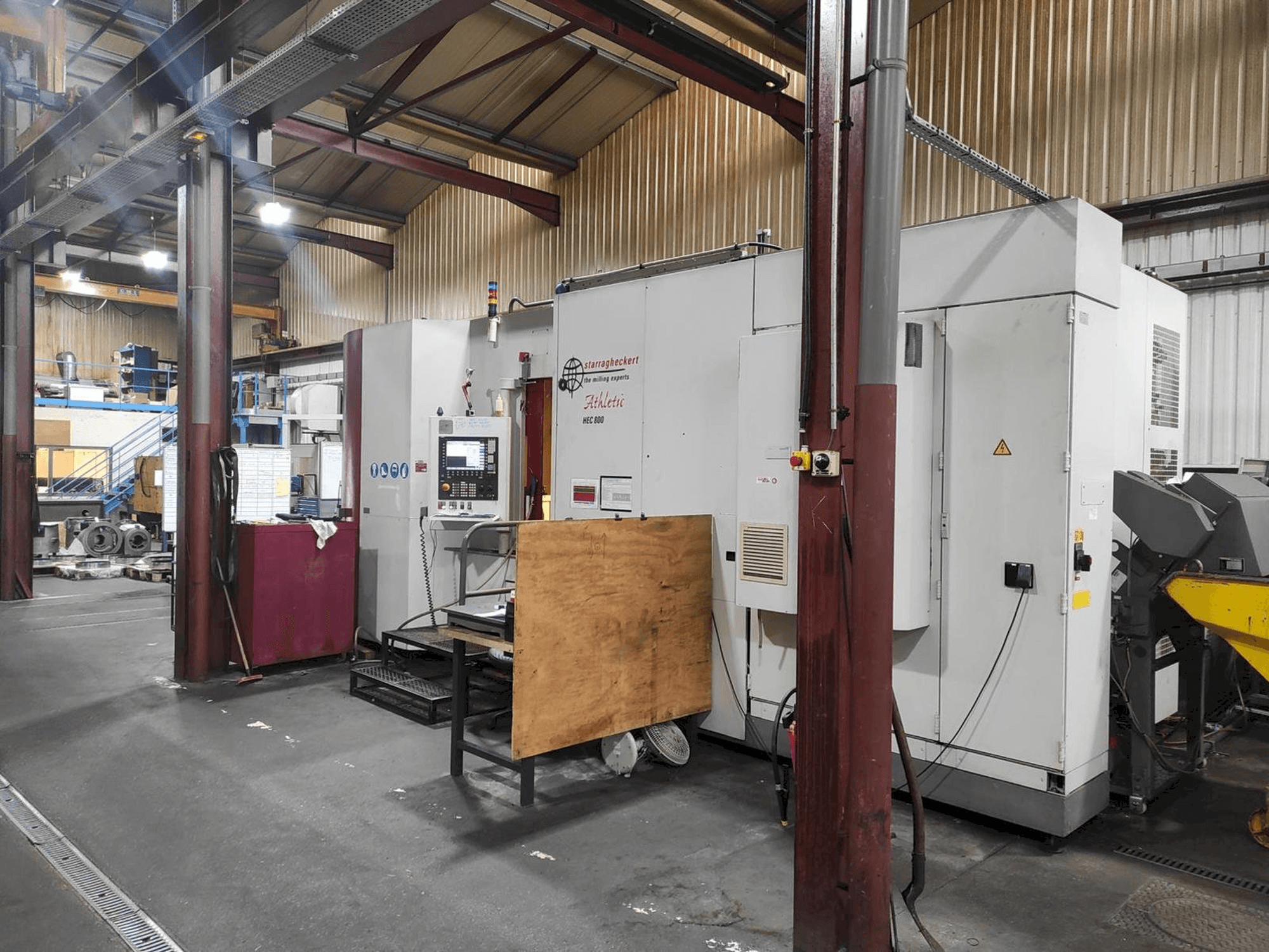 Frontansicht der Starrag HEC 800 - 5 AXES Maschine