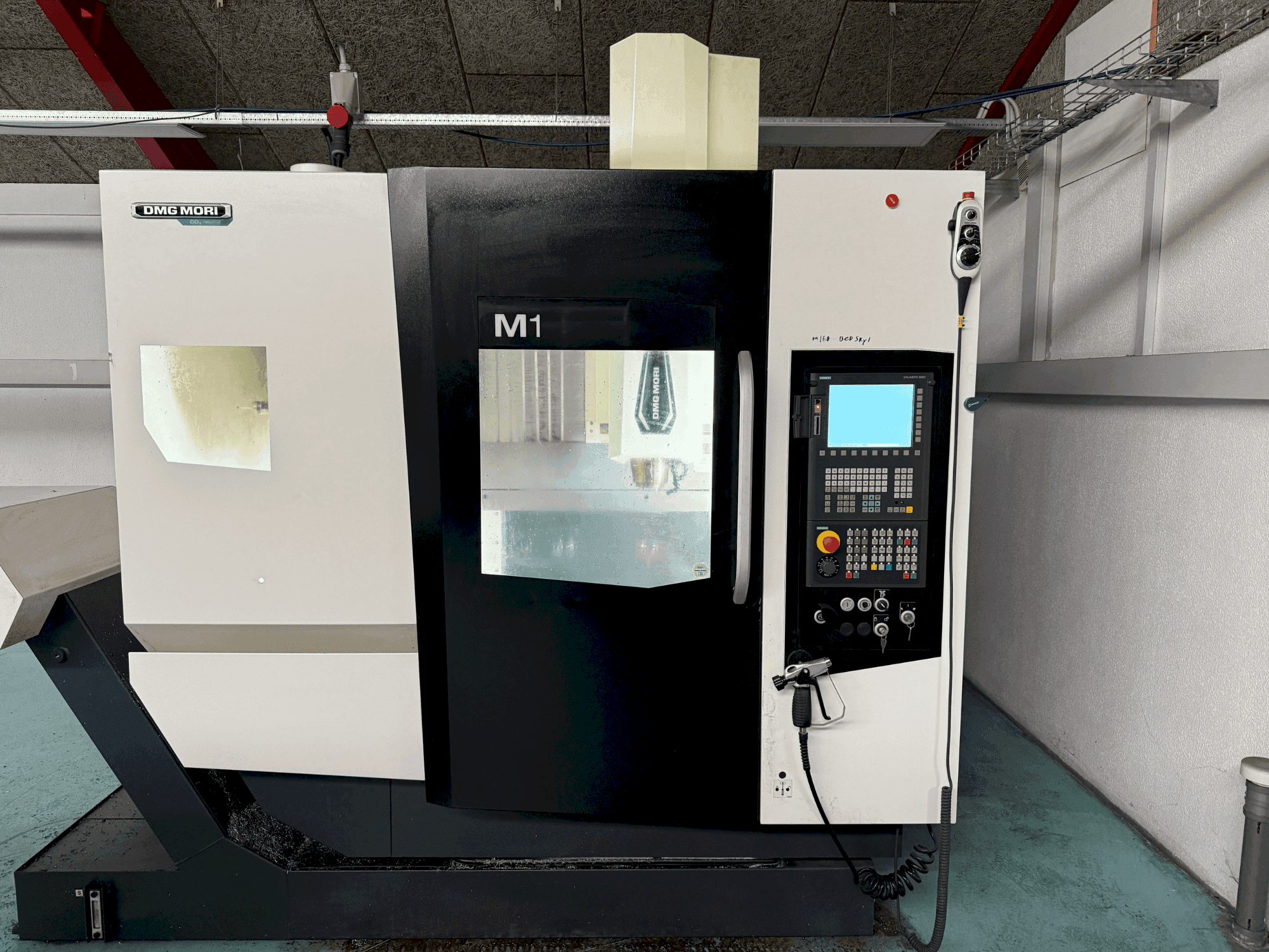 Frontansicht der DMG MORI M1 Pro Maschine