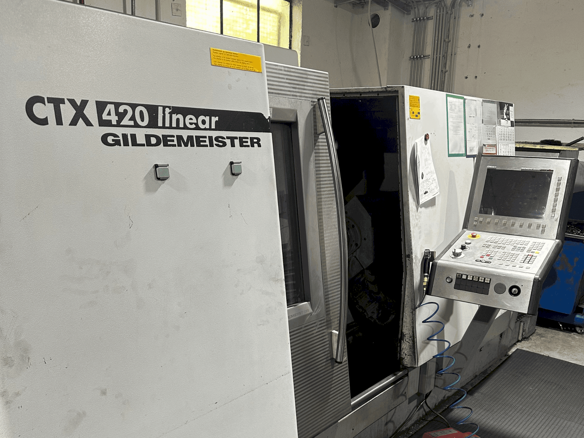Frontansicht der DMG CTX 420 Linear V6 Maschine