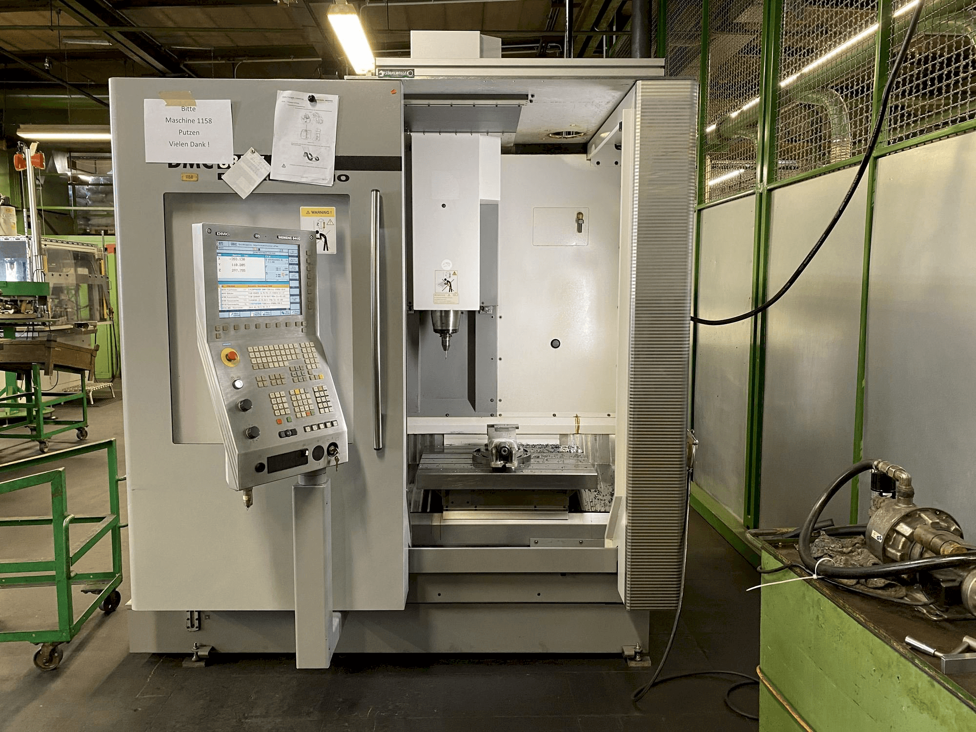 Frontansicht der DECKEL MAHO DMC 635V Maschine