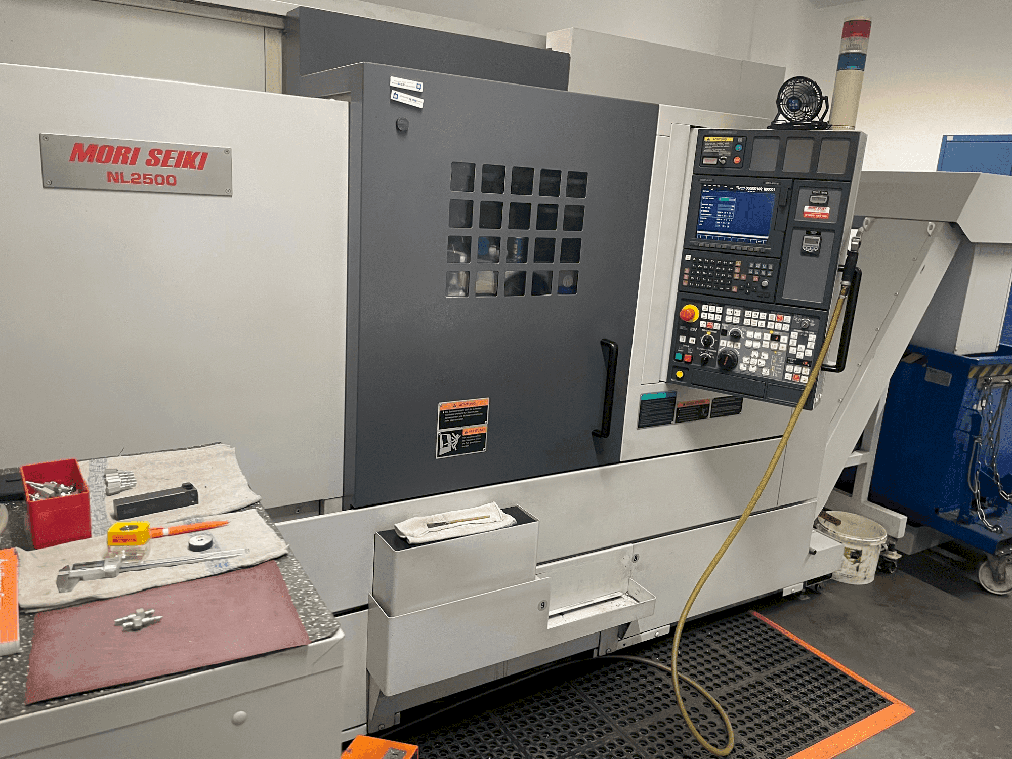Frontansicht der MORI SEIKI NL2500Y/700 Maschine