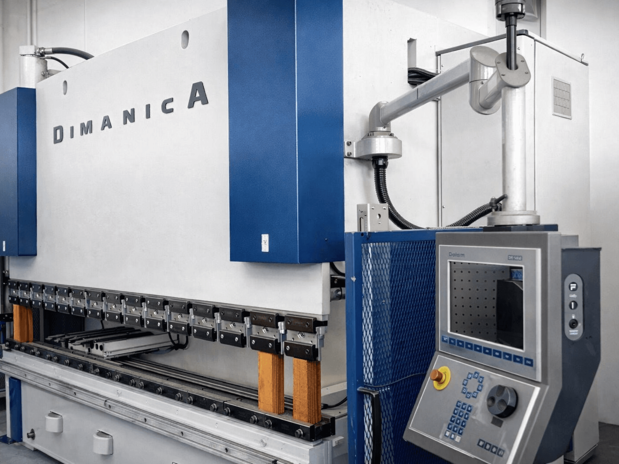 Abkantpresse DINAMICA 3000x100 von Warcom, Seitenansicht mit Bedienfeld und Biegewerkzeugen für die Metallverarbeitung.