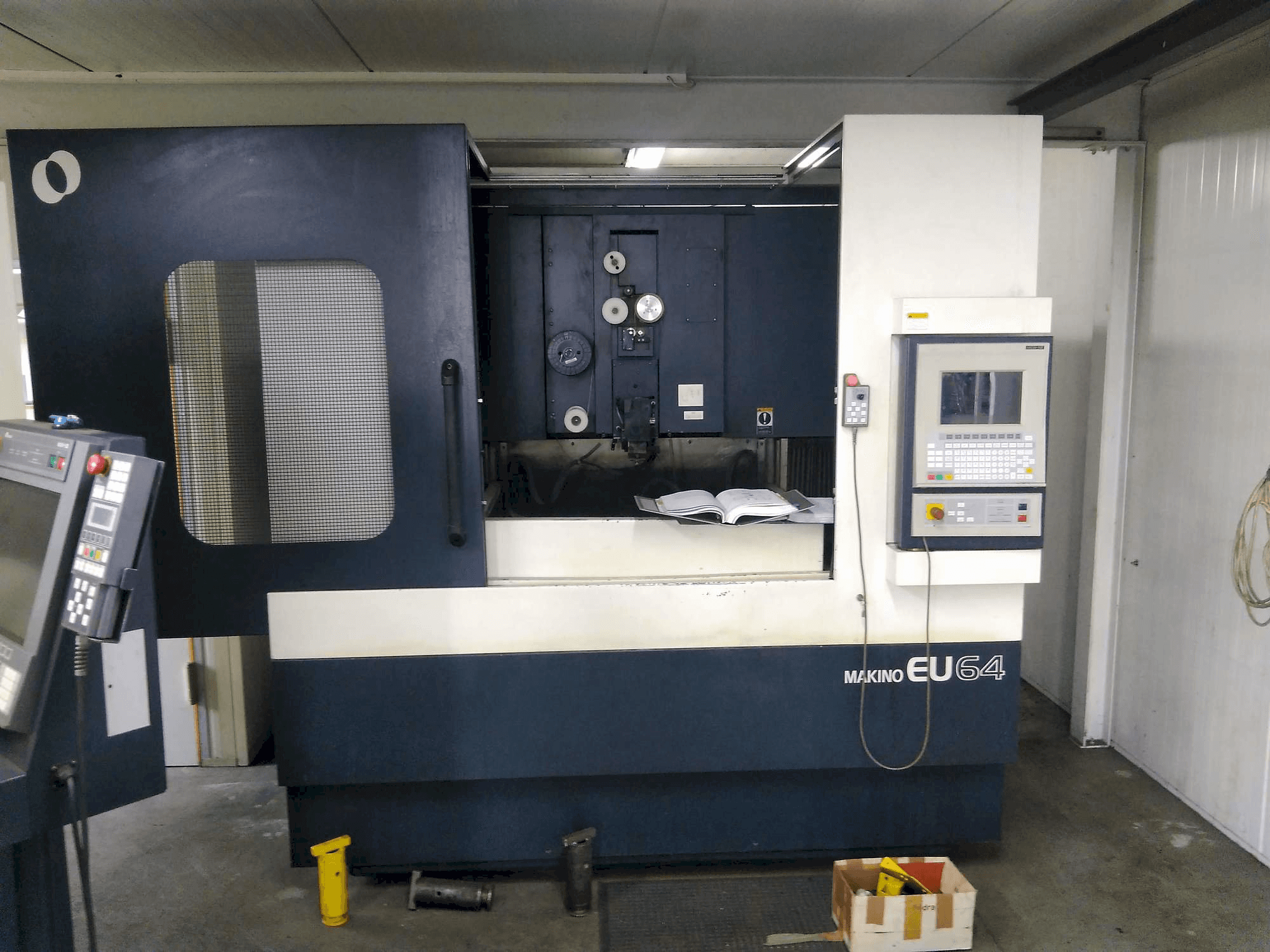 Frontansicht der Makino EU64 Maschine
