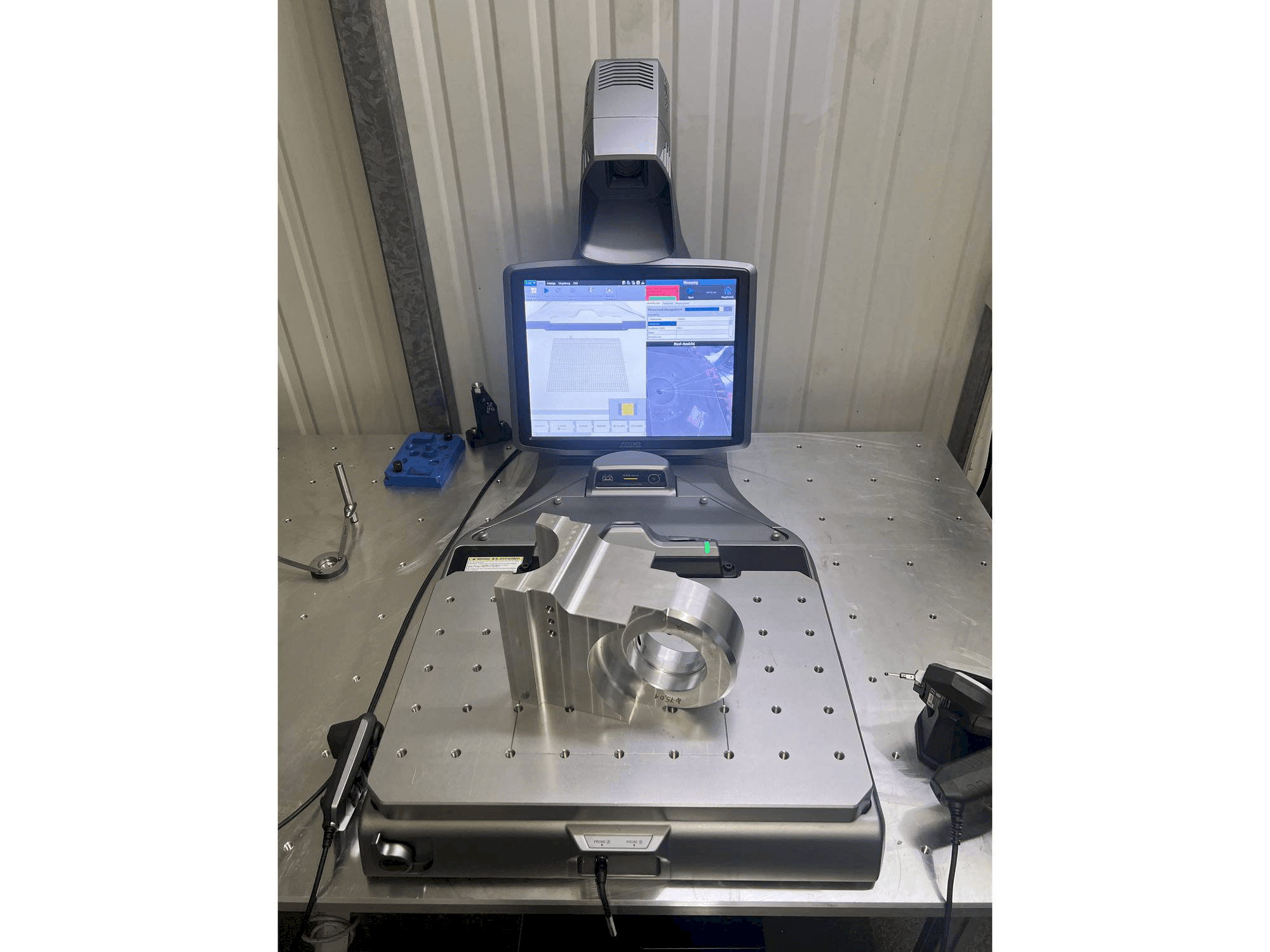 Frontansicht der KEYENCE XM-C1000 Maschine