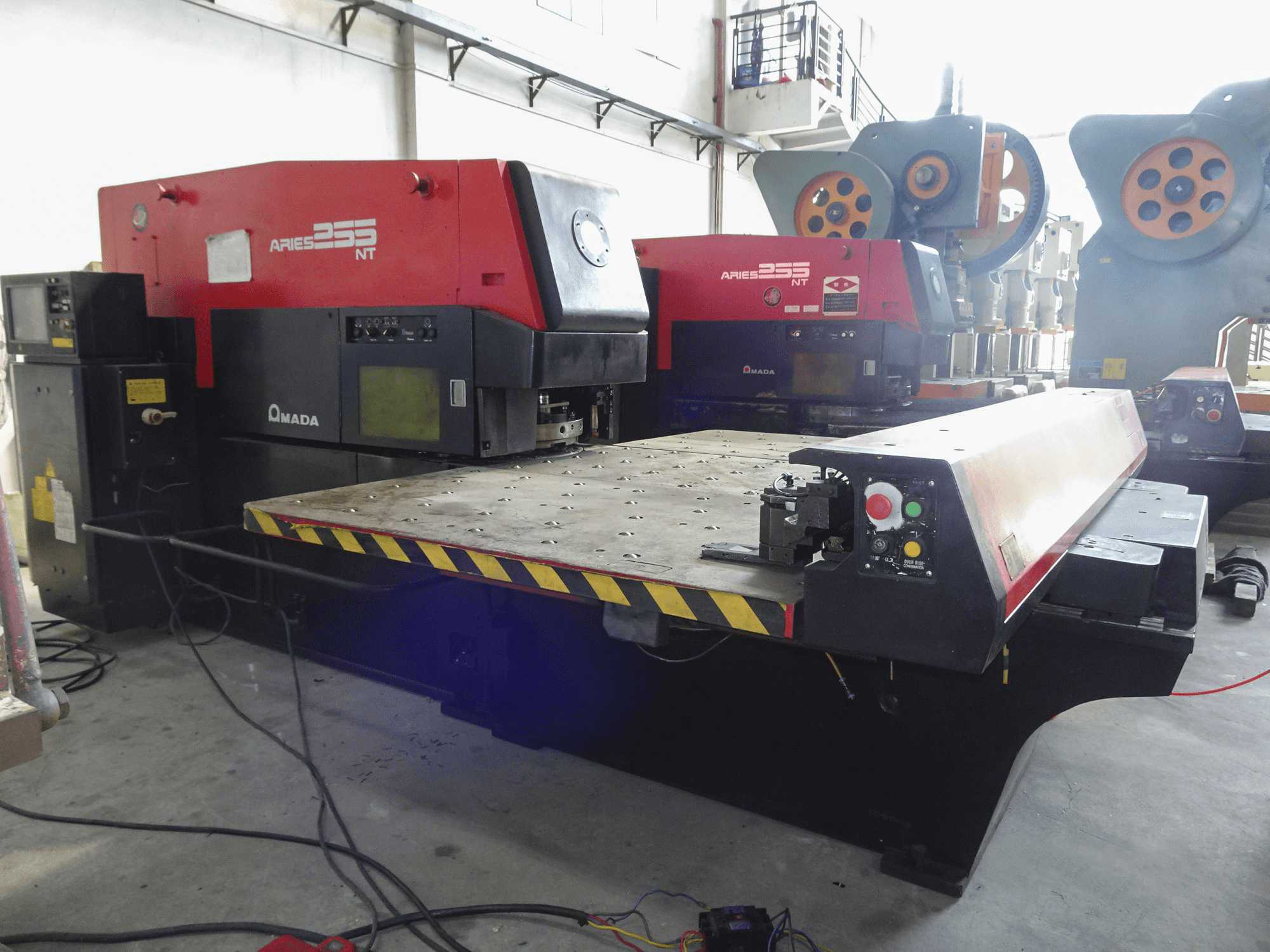 Rechte Ansicht der AMADA ARIES 255NT Maschine