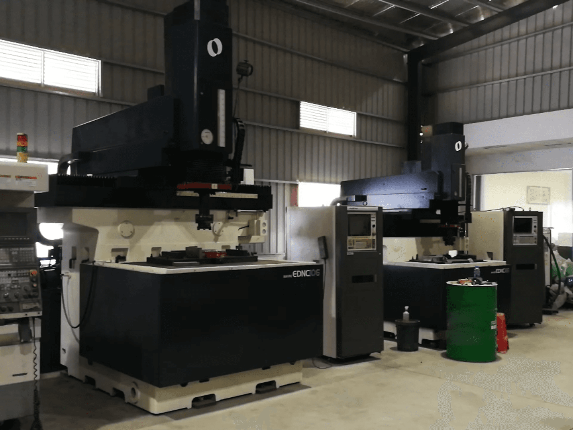 Rechte Ansicht der Makino EDNC106 Maschine