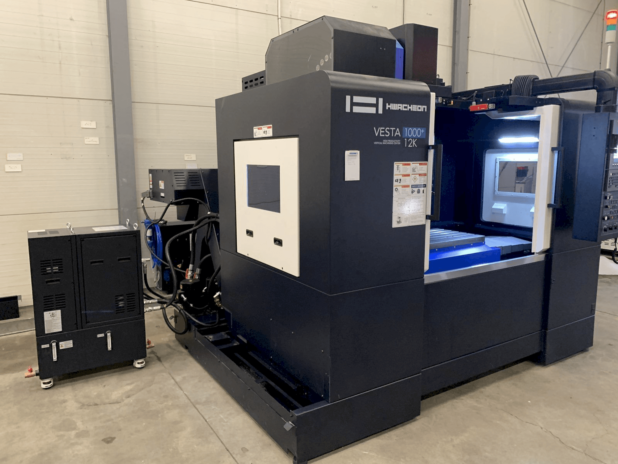 Frontansicht der HWACHEON VESTA-1000+ Maschine