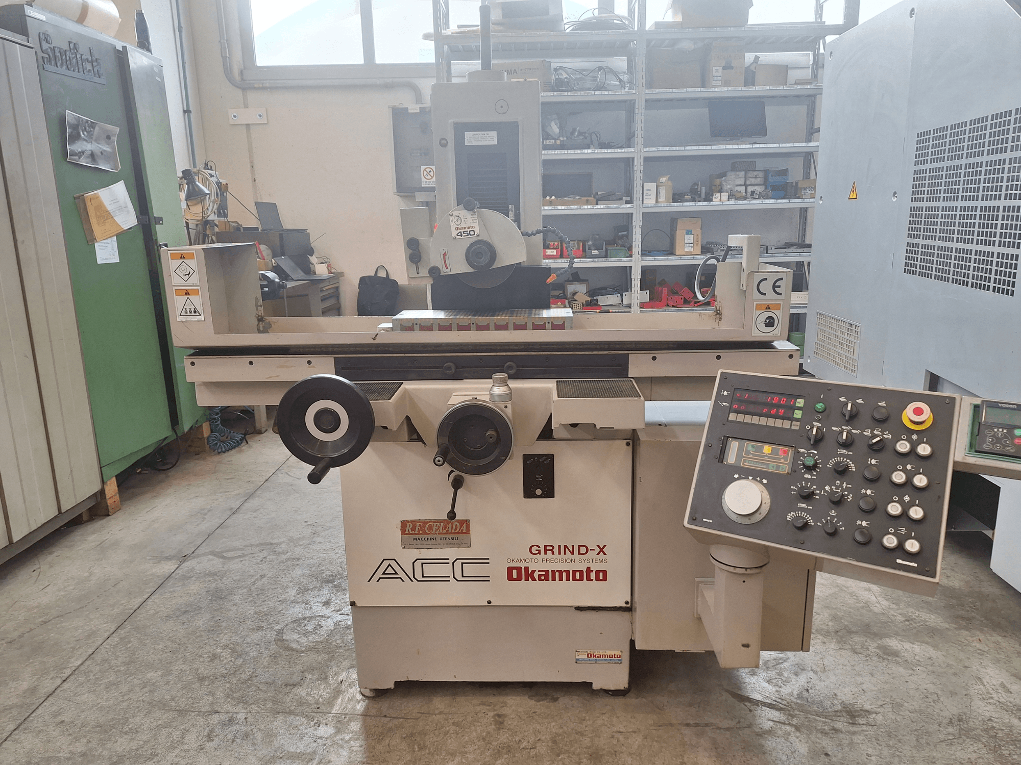 Okamoto ACC Grind-X Flachschleifmaschine, Vorderansicht, mit einem Bedienfeld mit Drehknöpfen und Tasten, geeignet für Präzisionsschleifen.