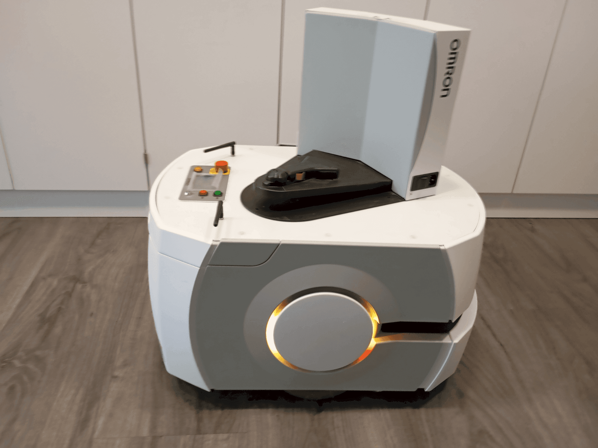 Frontansicht der OMRON LD90 Maschine