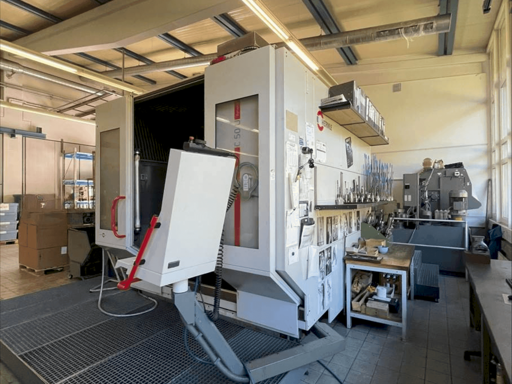 Frontansicht der HERMLE C50U Maschine