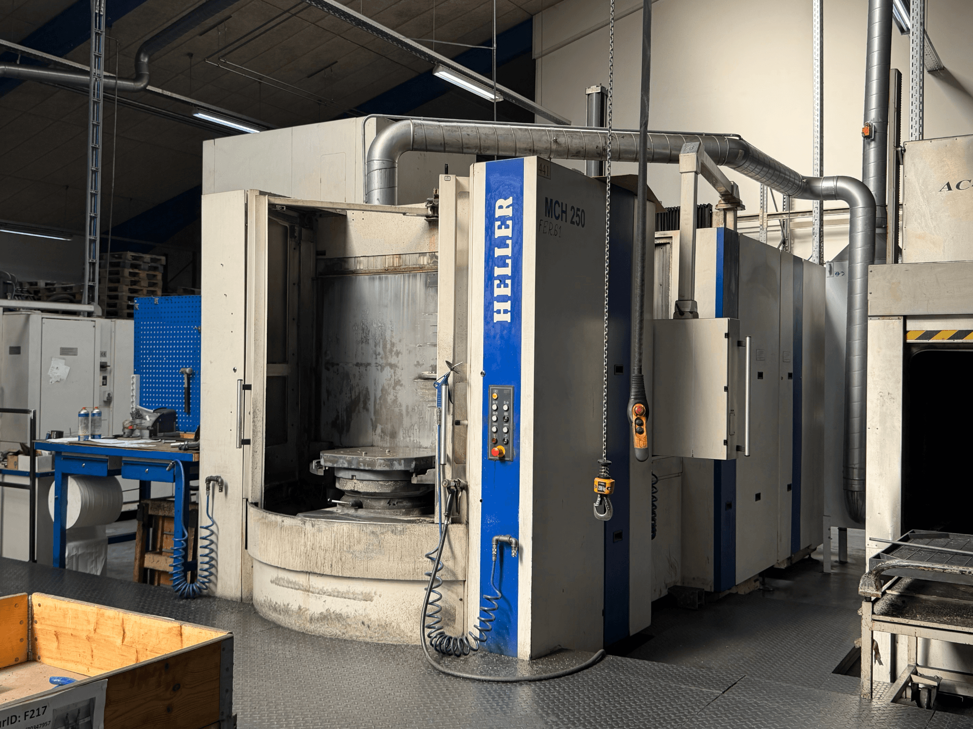 Frontansicht des horizontalen Bearbeitungszentrums HELLER MCH 250 mit Bedienfeld, großem Drehtisch und Industrieumgebung.