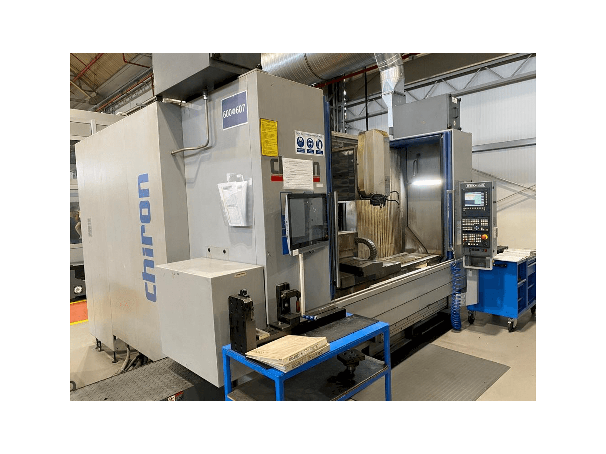 Frontansicht der CHIRON MILL 2000 Maschine