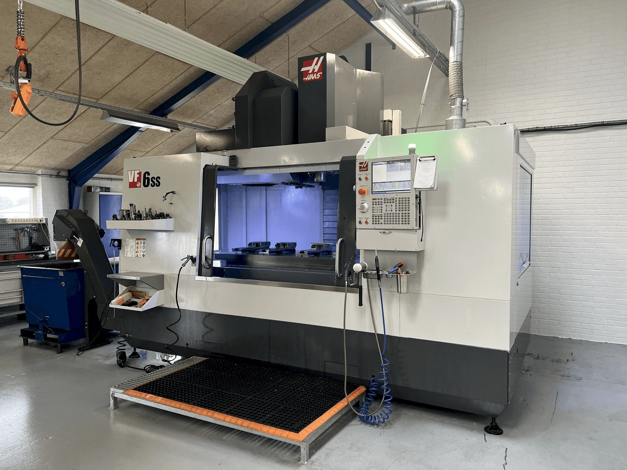 Frontansicht der HAAS VF6-SS Maschine