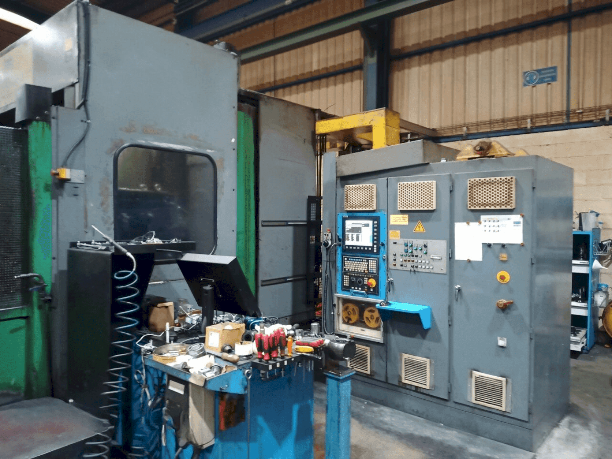 Frontansicht der Correa XB-420 Maschine