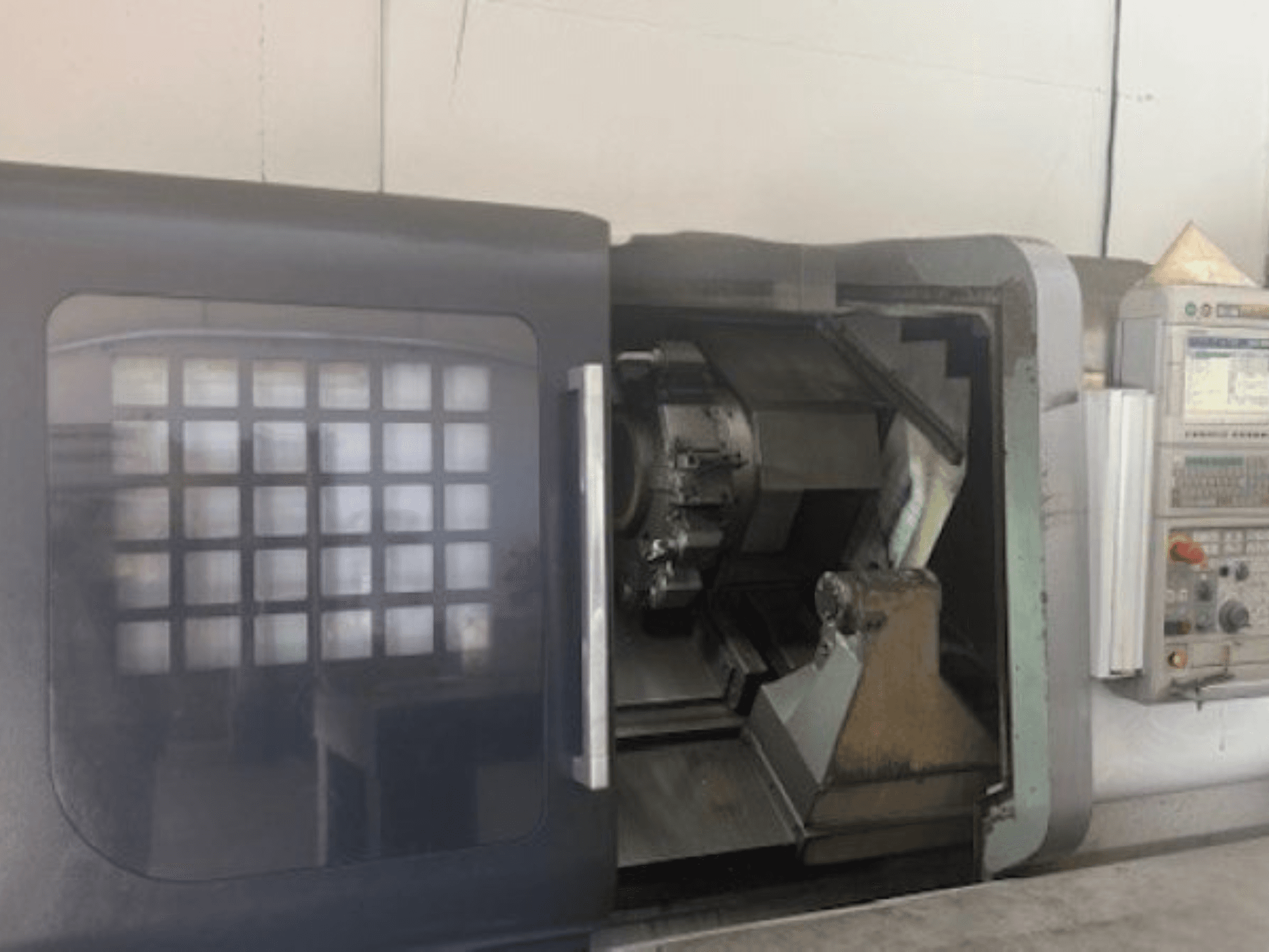 MORI SEIKI NLX 2500M Horizontal-Drehmaschine, Vorderansicht mit Werkzeughalter, Bedienfeld und Inneneinrichtung.