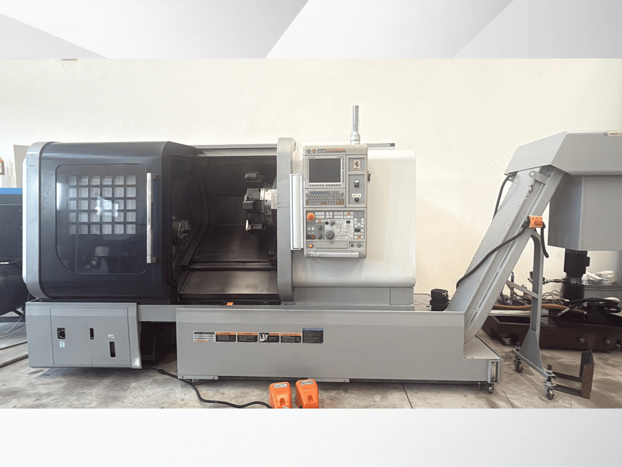 Horizontaldrehmaschine MORI SEIKI NLX 2500M in der Vorderansicht, mit Blick auf das Bedienfeld und den freien Zugang für die Bearbeitung.