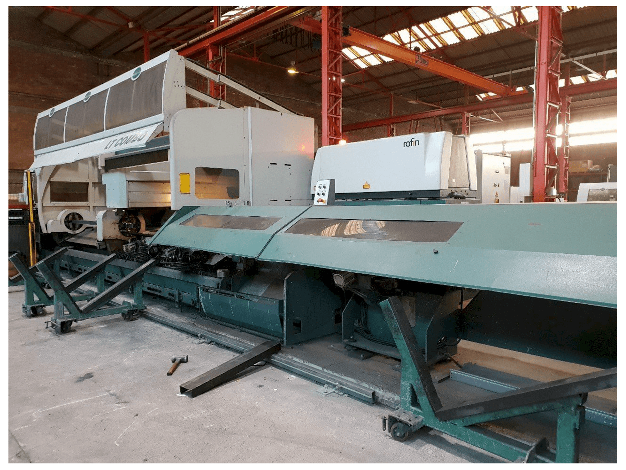 Linke Seitenansicht der BLM ADIGE-SYS LT COMBO Maschine