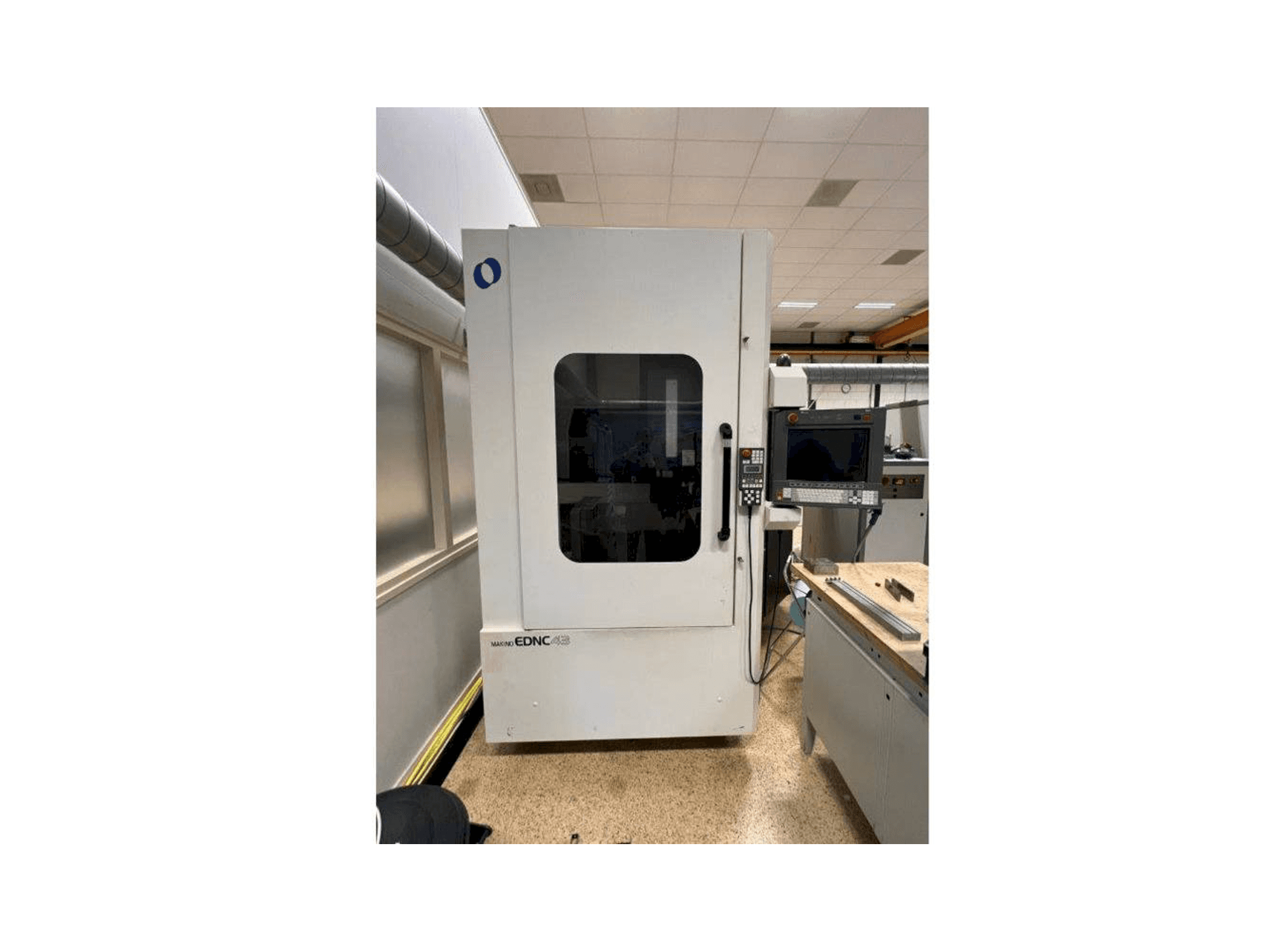 Frontansicht der Makino EDNC 43 Maschine