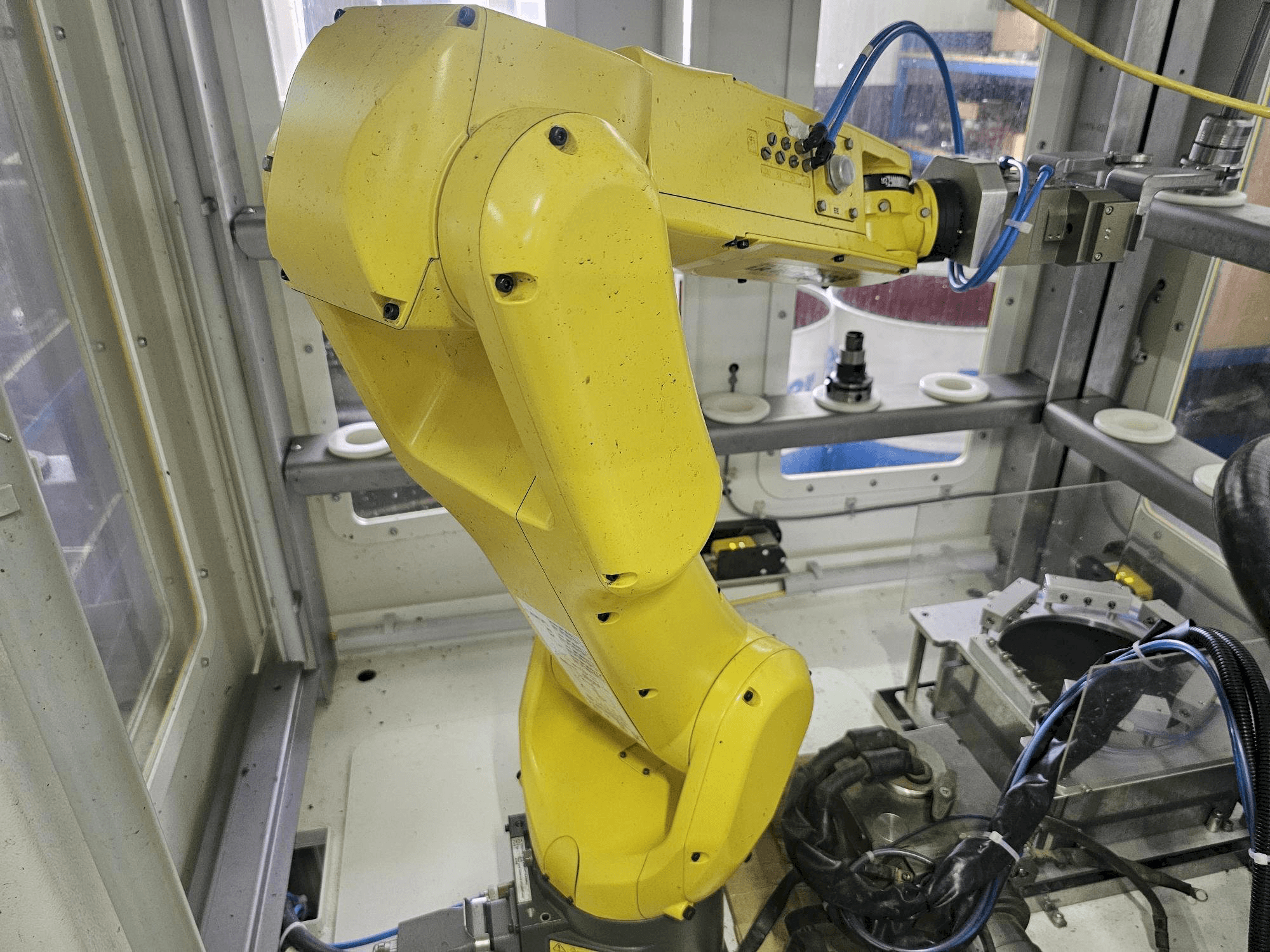 Frontansicht der FANUC LR Mate 200 id 7L Maschine