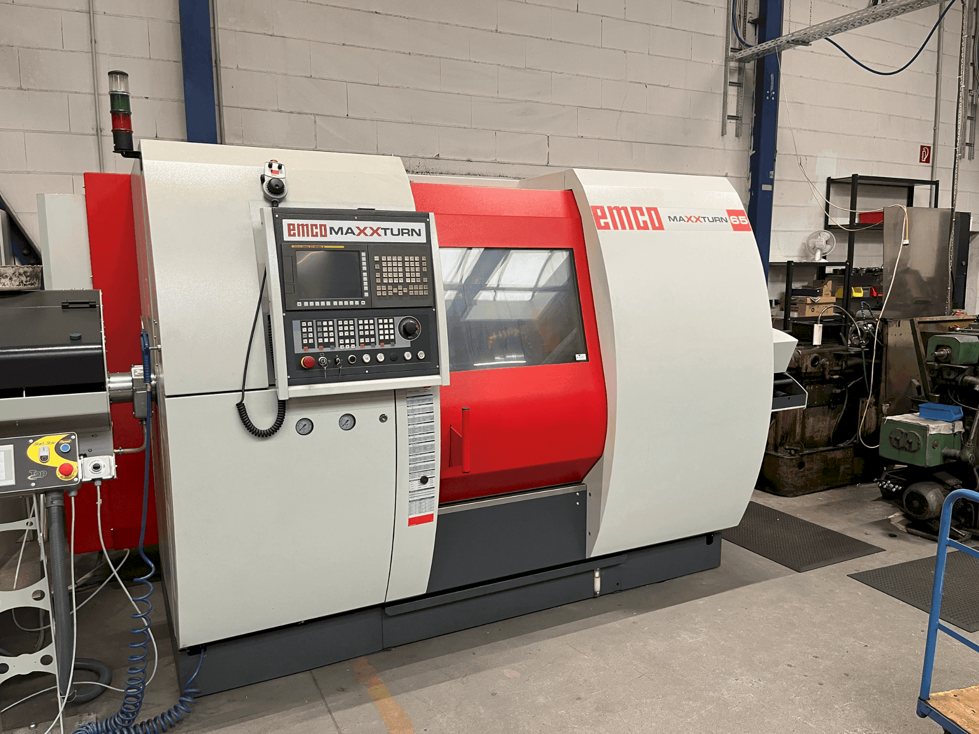 Frontansicht der EMCO MaxxTurn 65 SMY Maschine