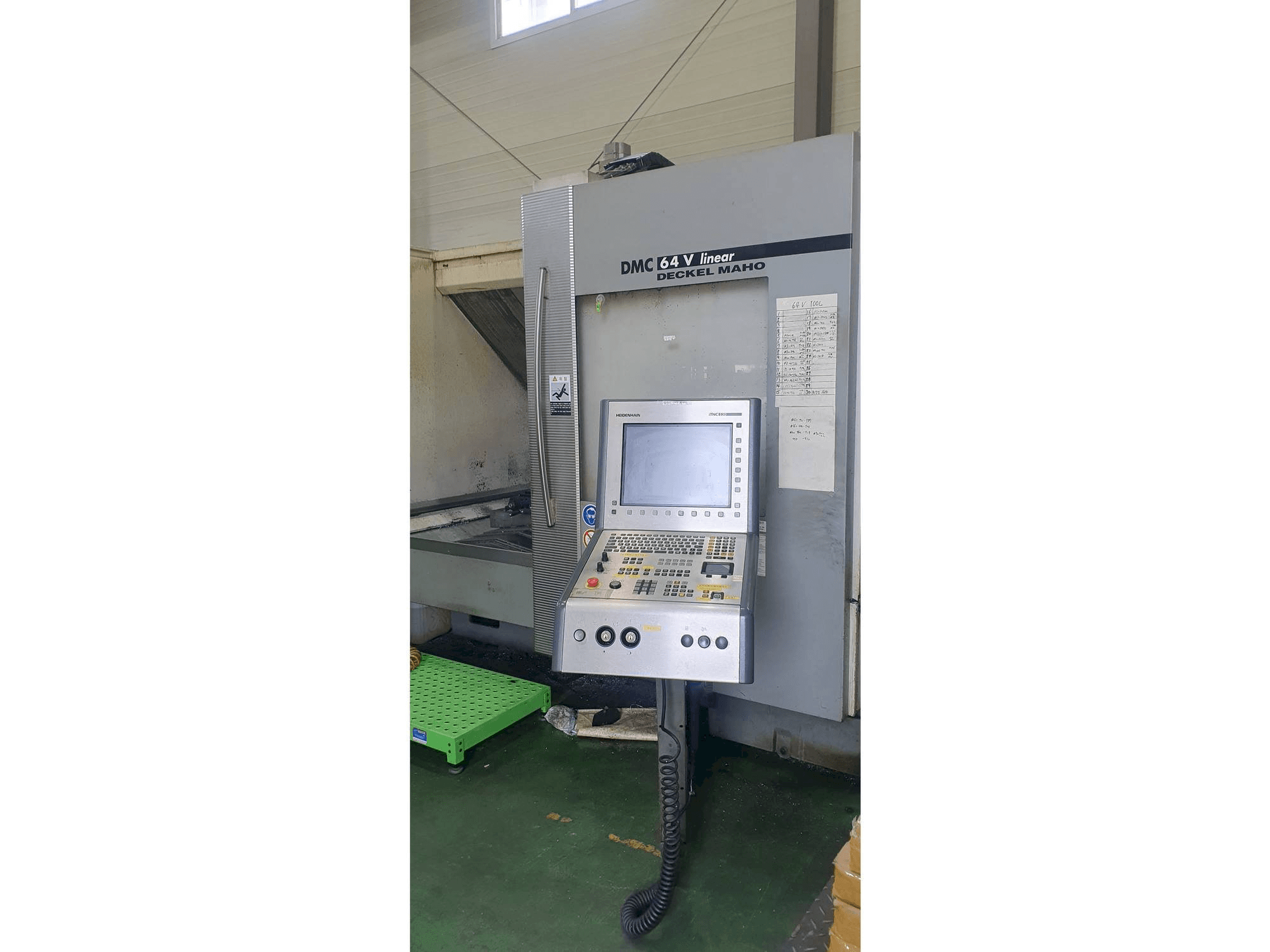 Frontansicht der DECKEL MAHO DMC 64 V Maschine