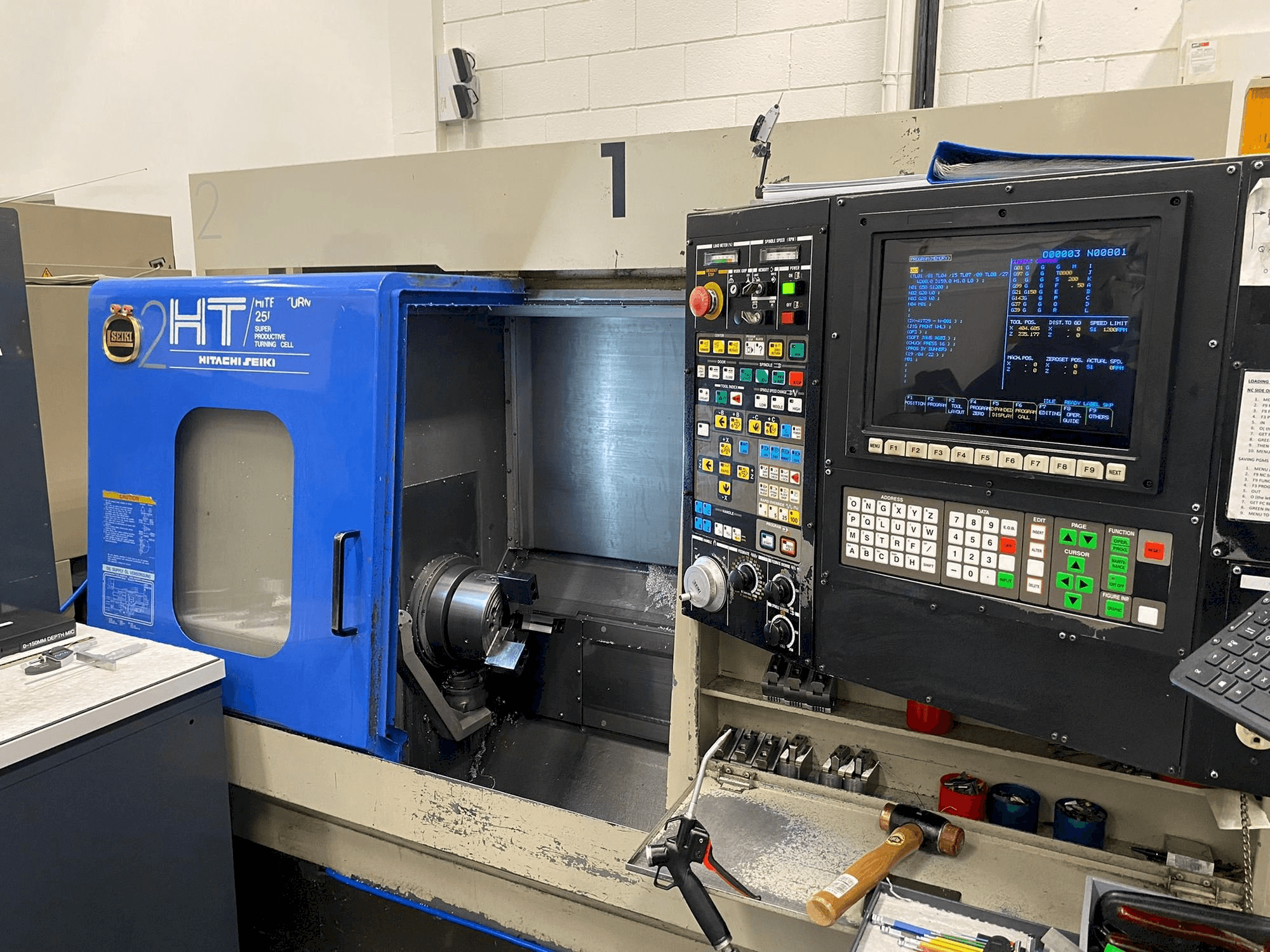 Frontansicht der HITACHI SEIKI Hi Tech 25R Maschine