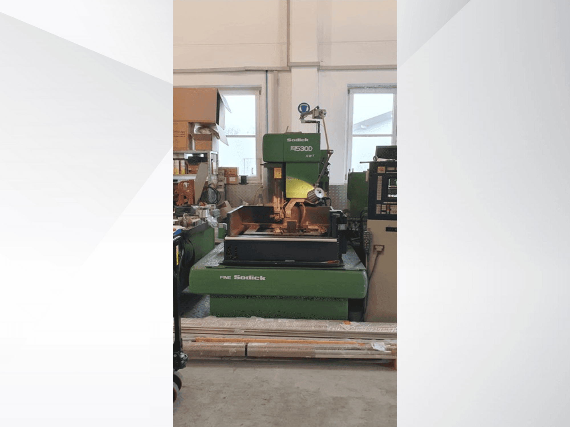 Frontansicht der Sodick A 530 D AWT Maschine