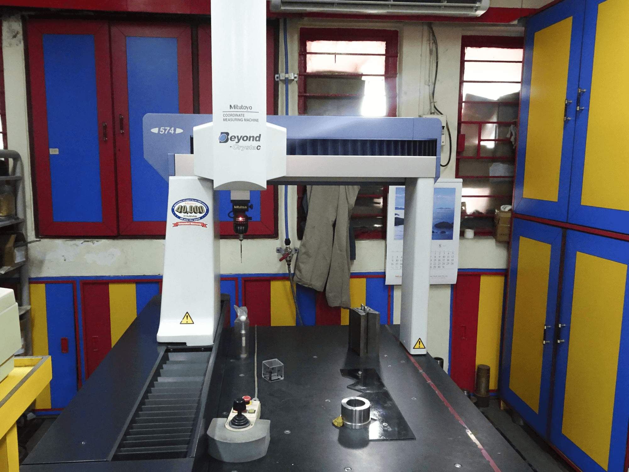 Frontansicht der Mitutoyo Crysta-Apex C574 Maschine