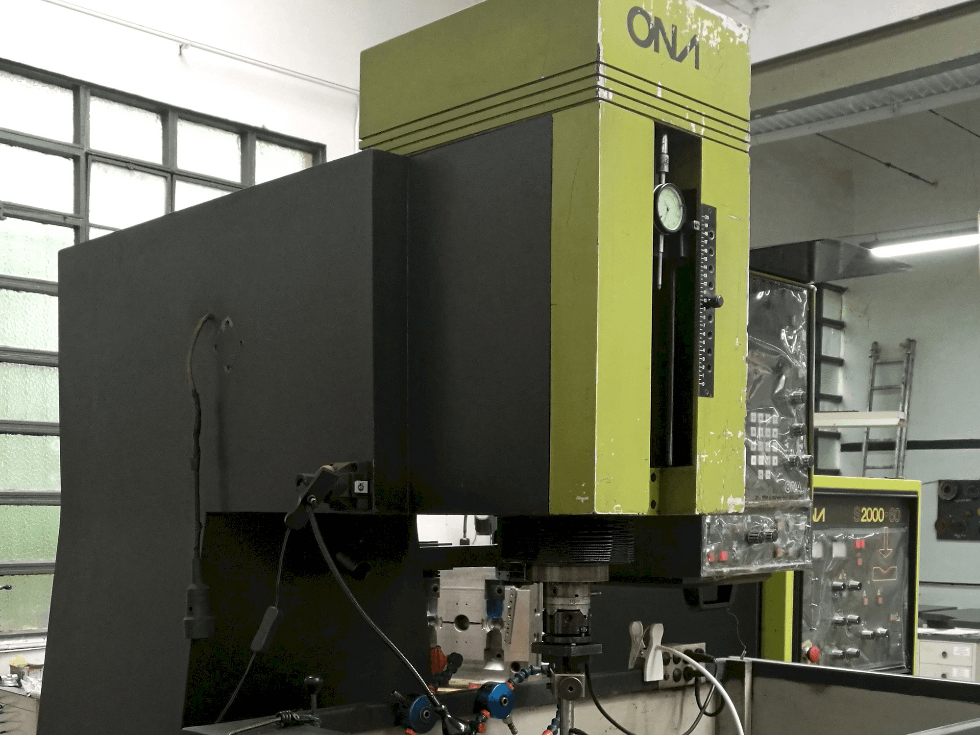 Linke Ansicht der ONA IN 260 Maschine